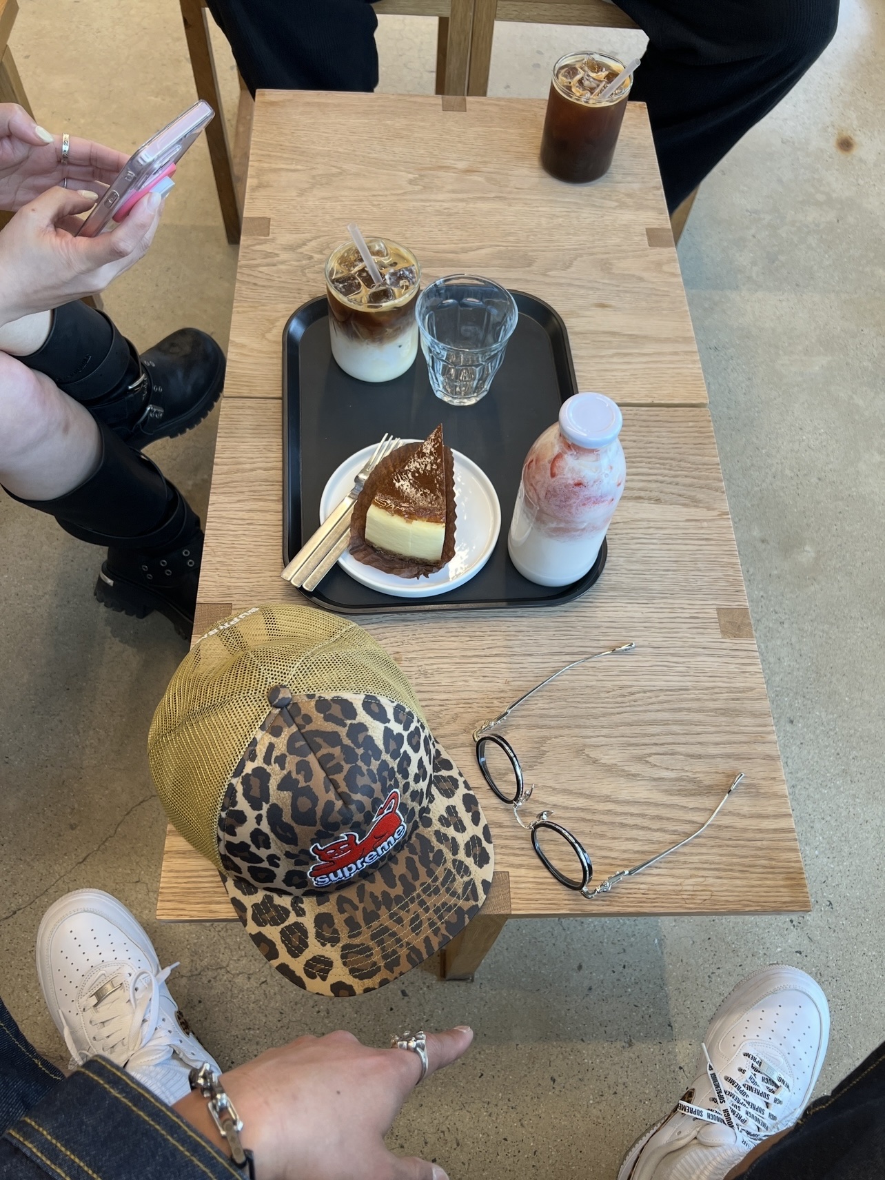 Supreme x Toy Machine Mesh Back 5-Panel Leopard - 24SS, Nike x Supreme x GOODENOUGH Air Force 1 Low White - 25SS 착용 스타일
