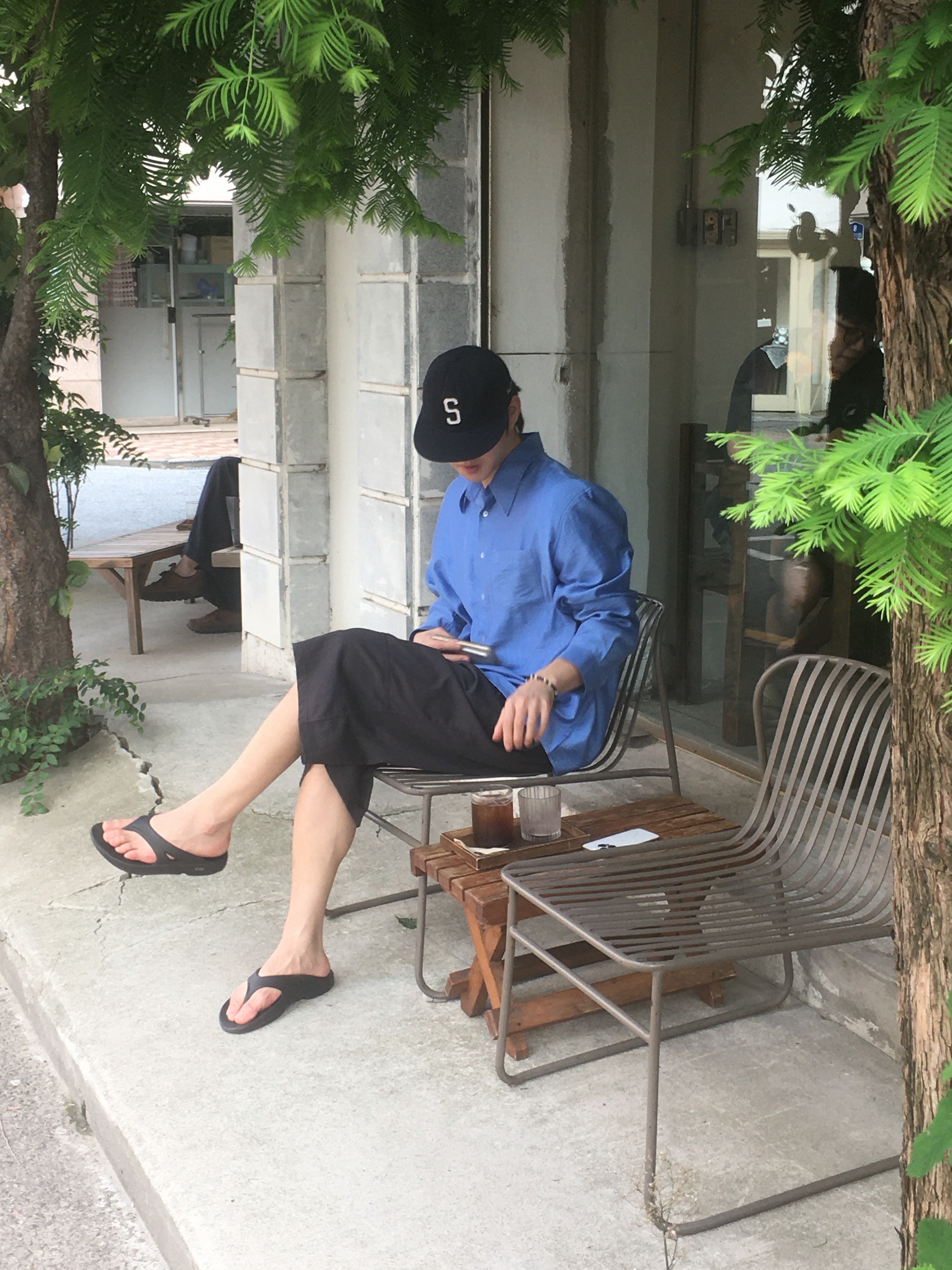 Oofos OOriginal Black, Hello Sunrise S Logo Cotton Relaxed Fit 6Panel Cap Deep Navy 착용 스타일 - 1