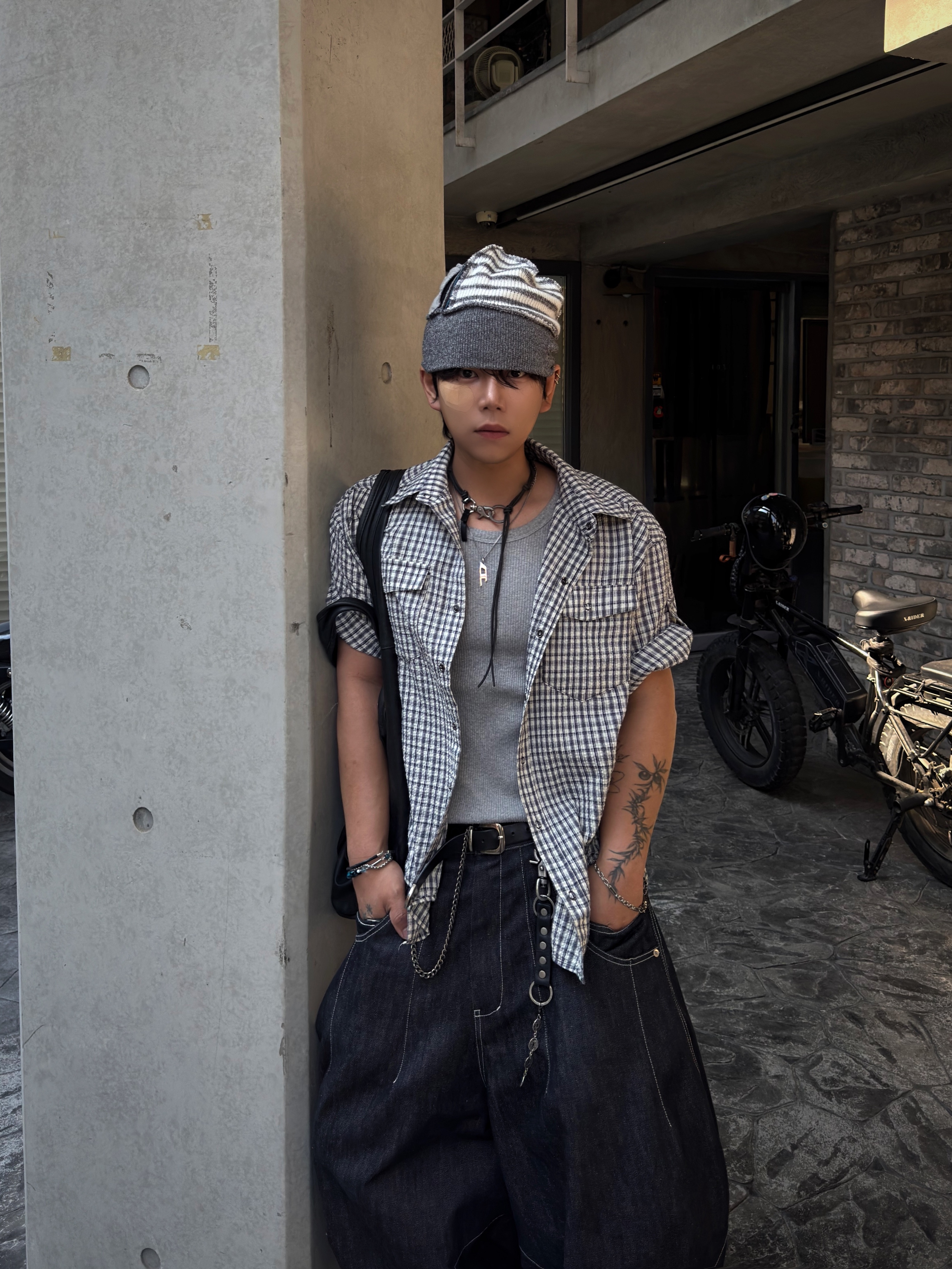 Dr. Martens x Rick Owens 1460 Quad Sole Mega Lace Boots Black, COYSEIO Patchwork Beanie Grey 착용 스타일 - 2