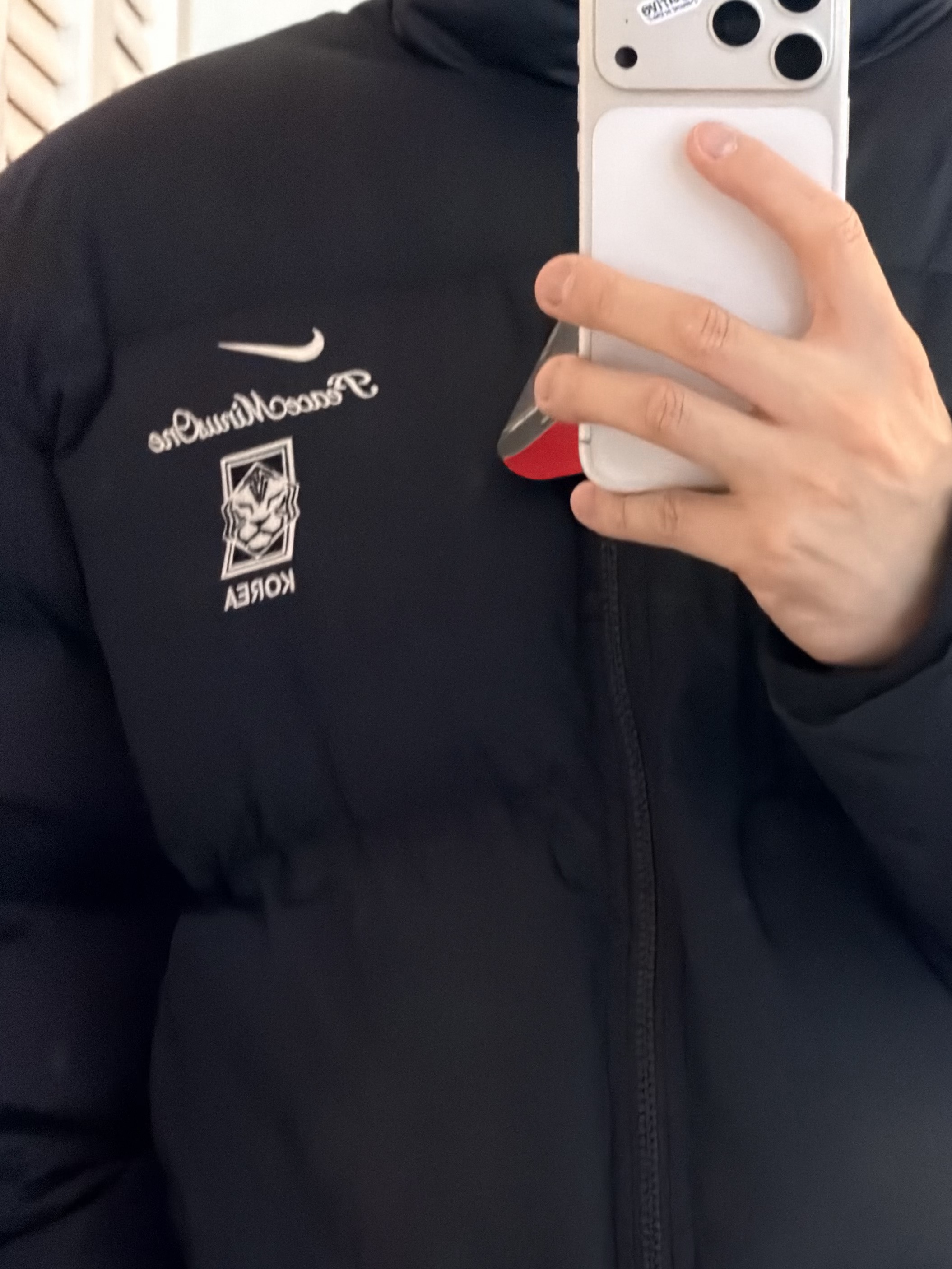 Palace x Nike England Short Sleeve Soccer Jersey Pewter Grey Bright Crimson, Palace x Nike England T-Shirt Pewter Grey 착용 스타일 - 4