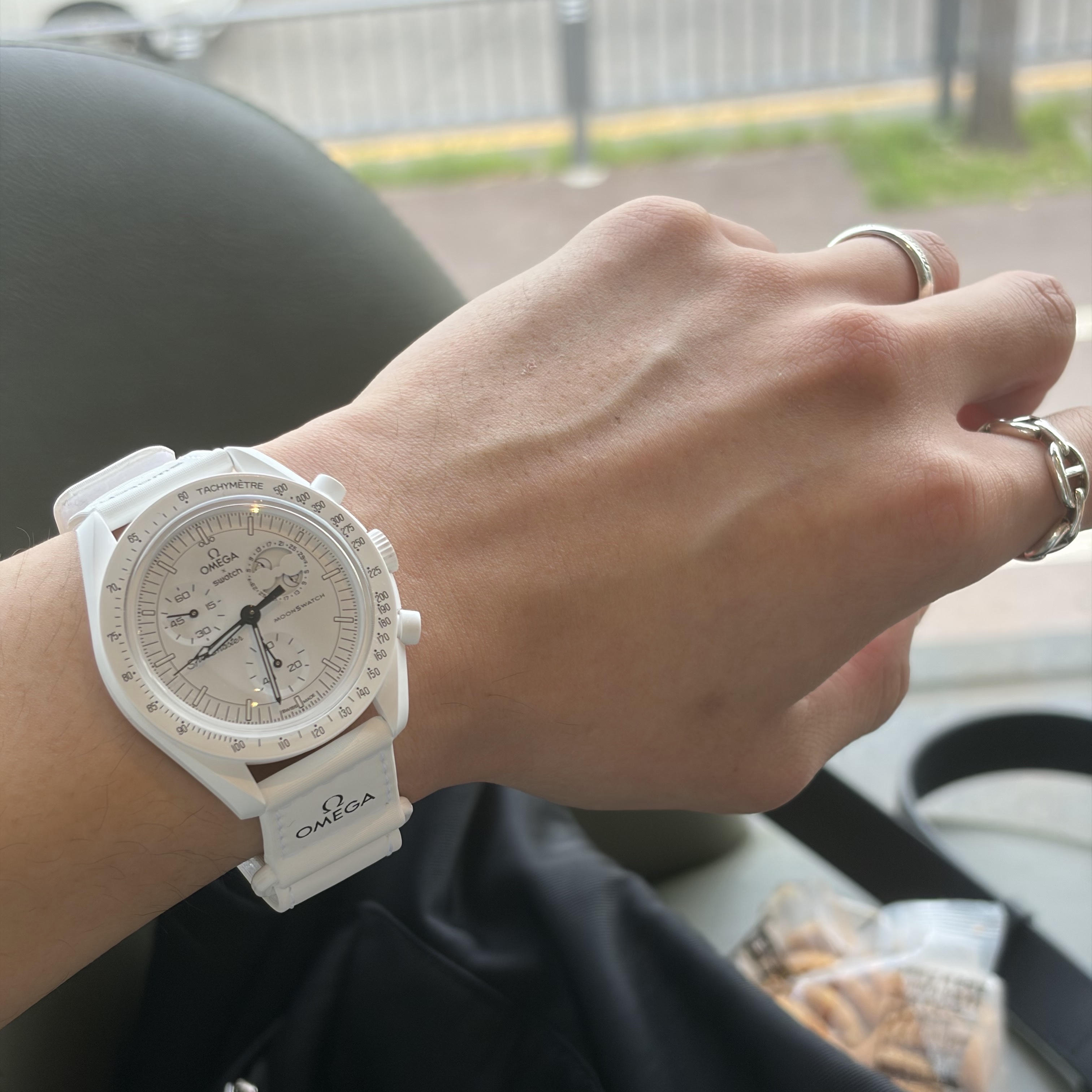 Swatch x Omega x Snoopy Bioceramic Moonswatch Mission To The Moonphase Full Moon 착용 스타일