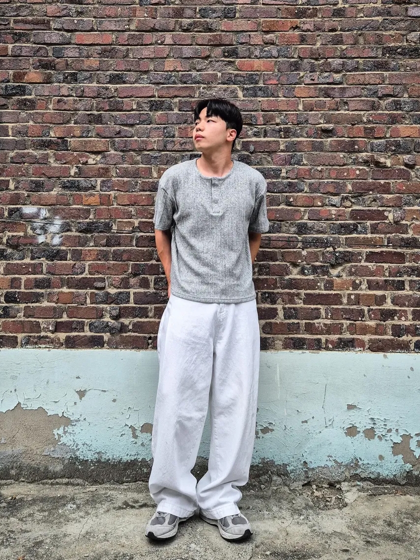 Knitted Henley Neck Crop Knit T-Shirts Grey 착용 스타일 - 1
