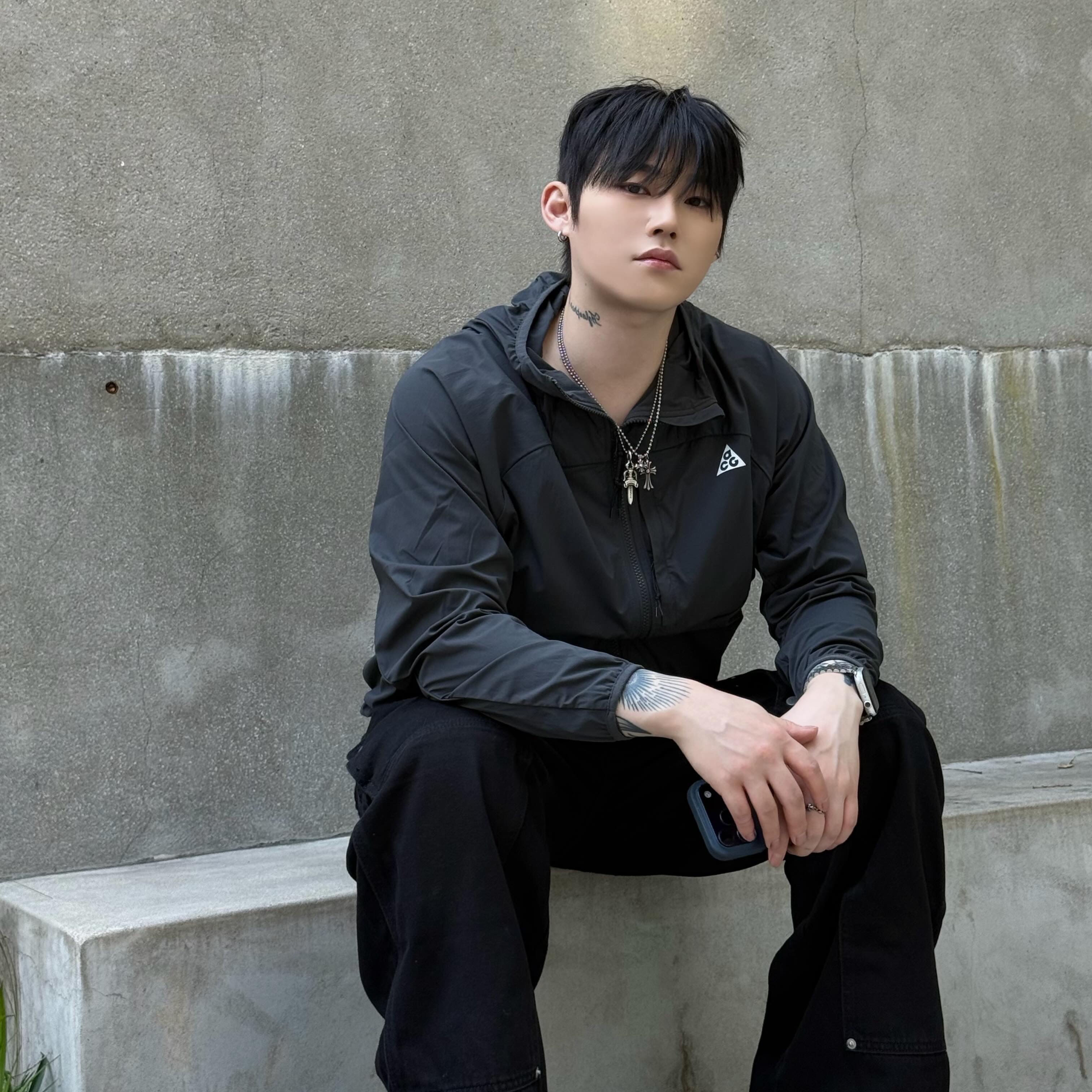 Nike ACG Five Towers UV Protection Jacket Anthracite Summit White - Asia, Nike ACG Five Towers Pack Jacket Anthracite Black - Asia 착용 스타일 - 1
