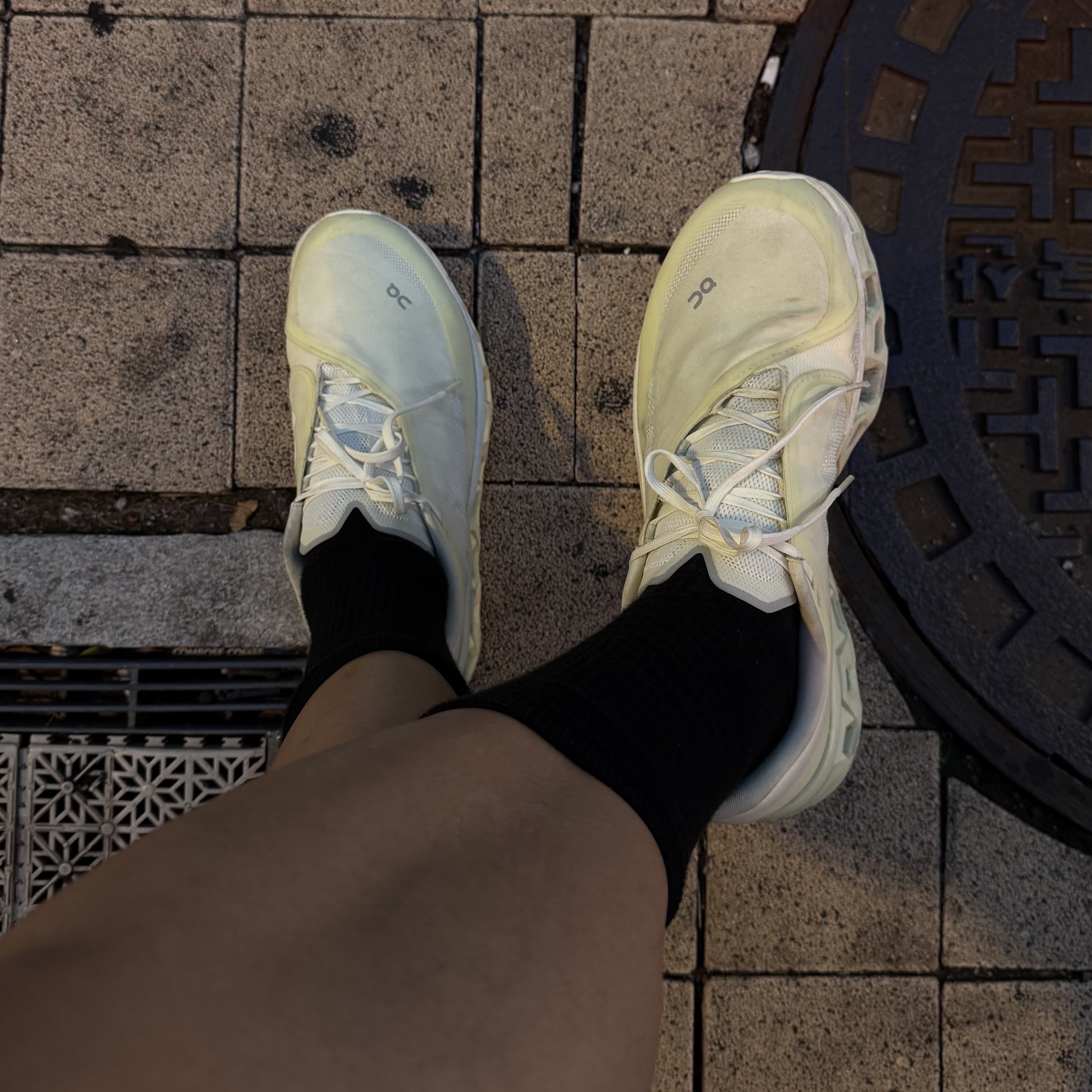On Running x Post Archive Faction (Paf) Cloudmonster 2 Seedling White, [KREAM 단독] runwhither 3inch Shorts Brown 착용 스타일 - 4