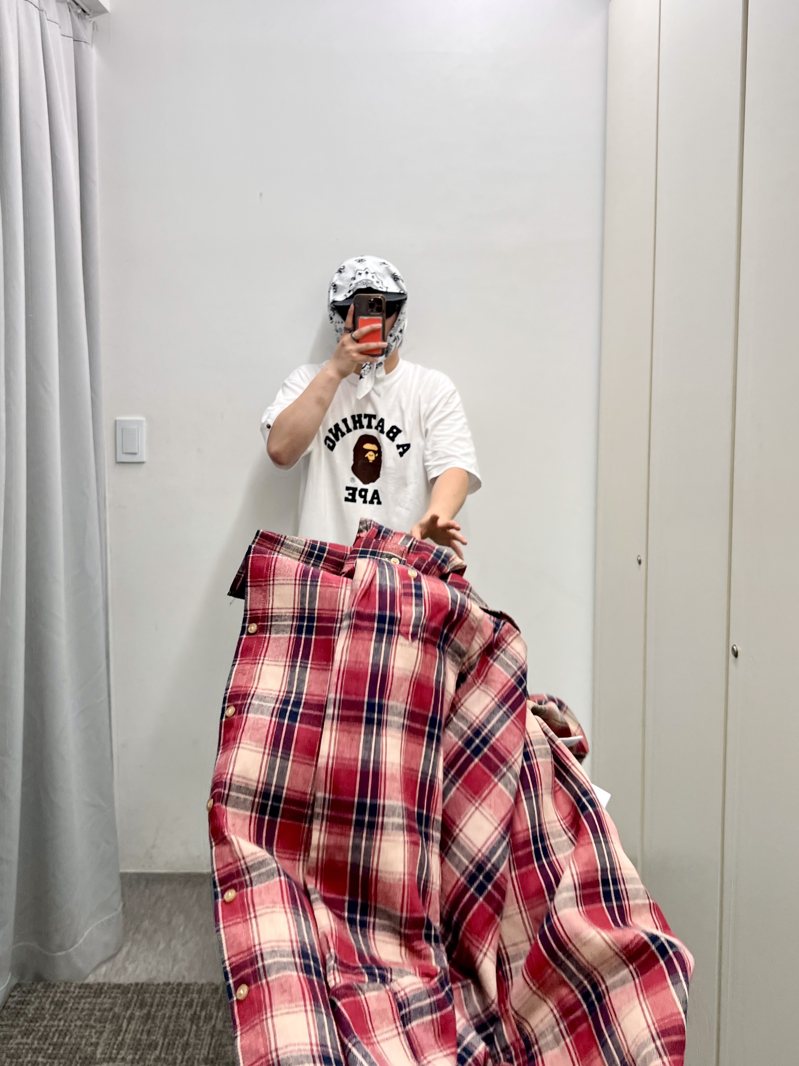 BAPE College T-Shirt White, Balenciaga Rubber Space Shoe Matte Black 착용 스타일 - 6