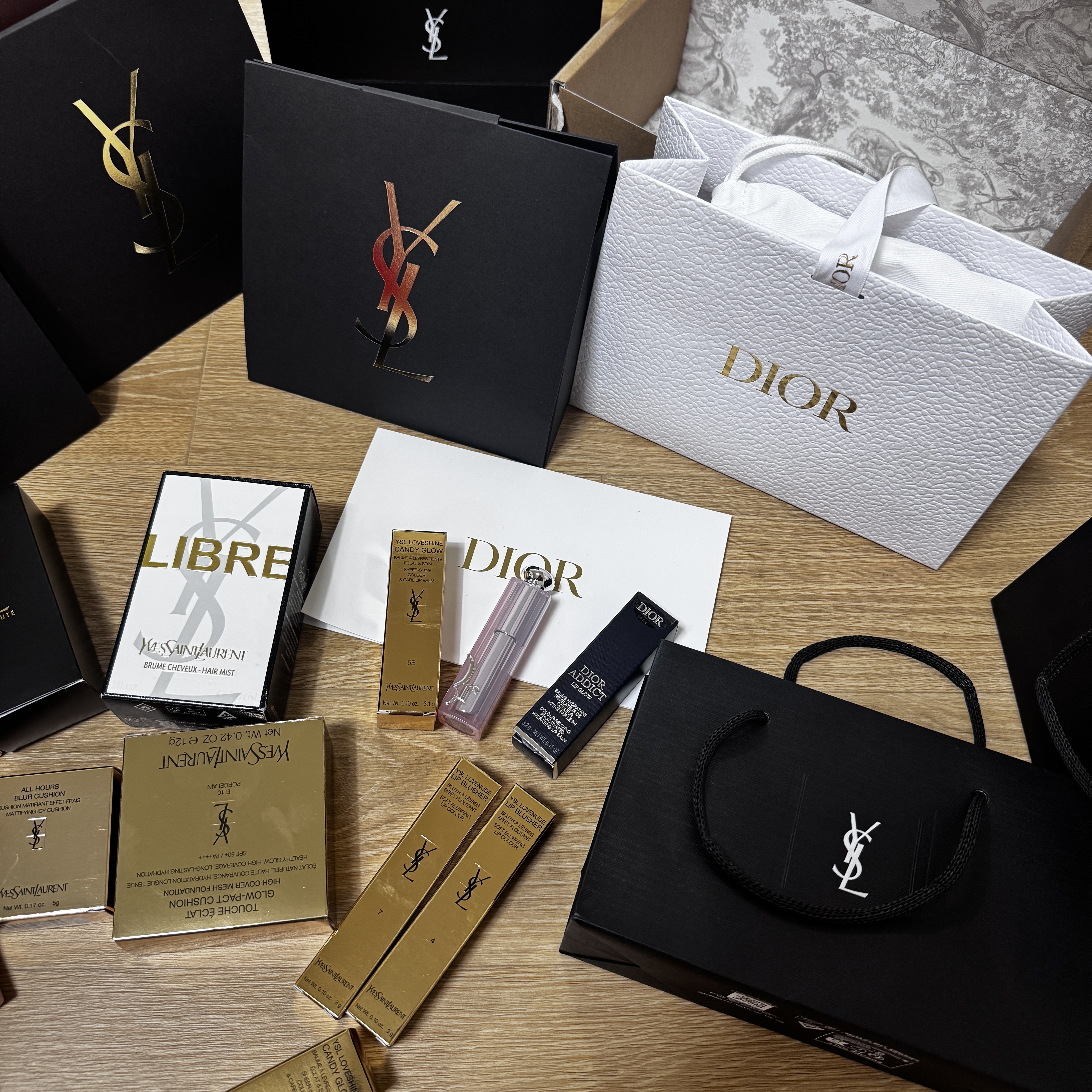 Yves Saint Laurent Touche Eclat Glow Cusion B10 Porcelain 착용 스타일 - 1