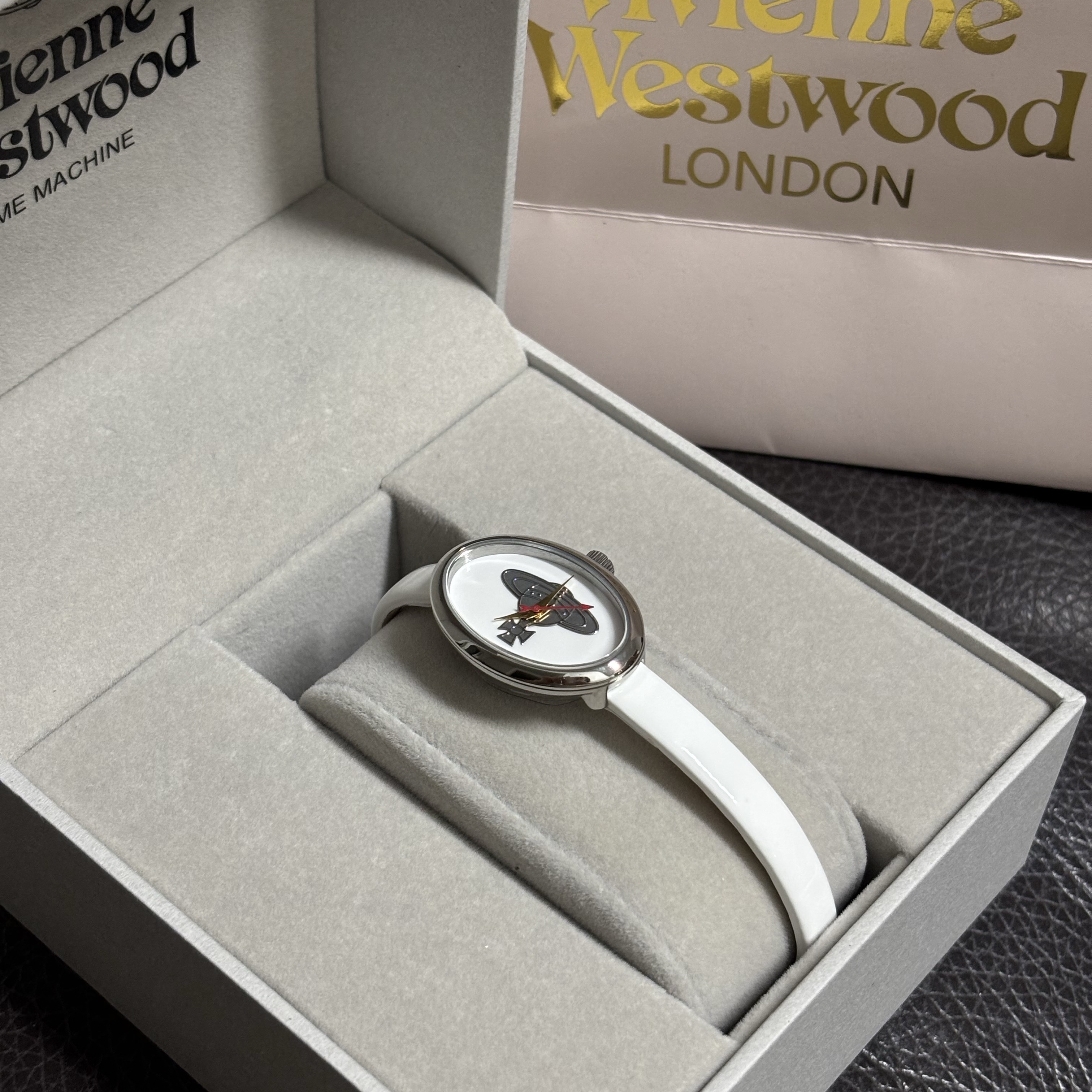 Vivienne Westwood Medal VV019WH 착용 스타일