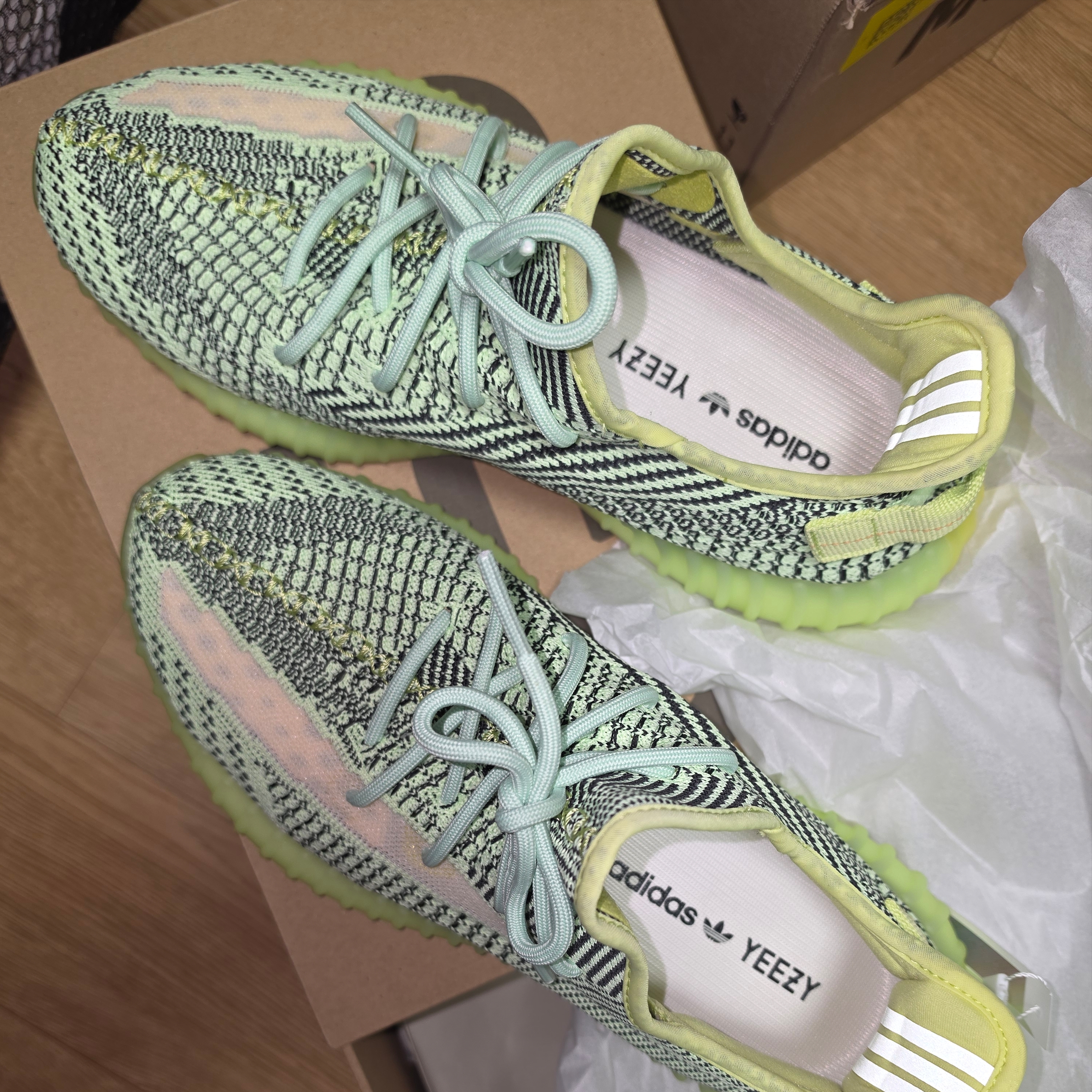 Adidas Yeezy Boost 350 V2 Yeezreel - Non-Reflective 착용 스타일