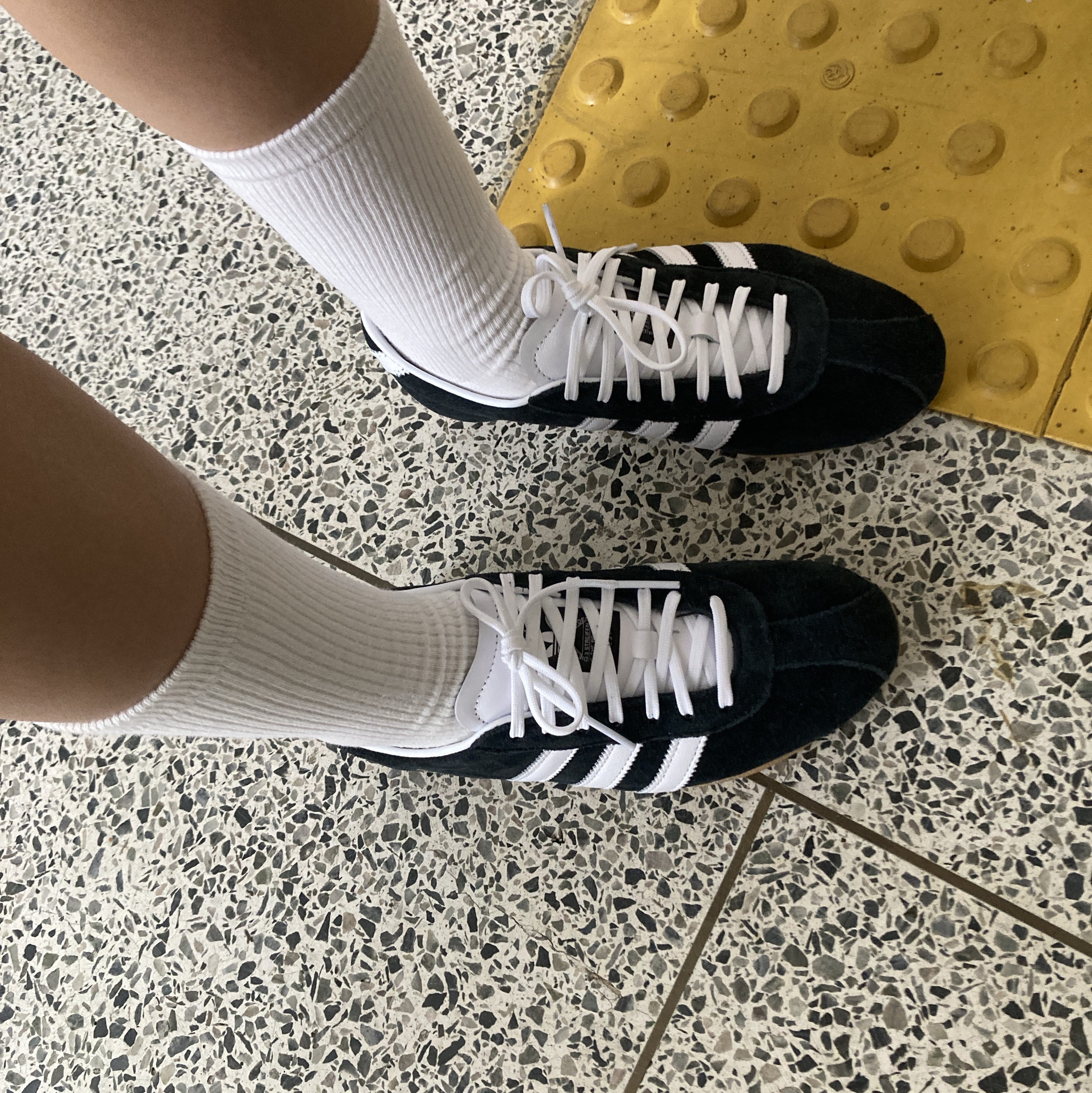 (W) Adidas Tokyo Core Black Cloud White 착용 스타일