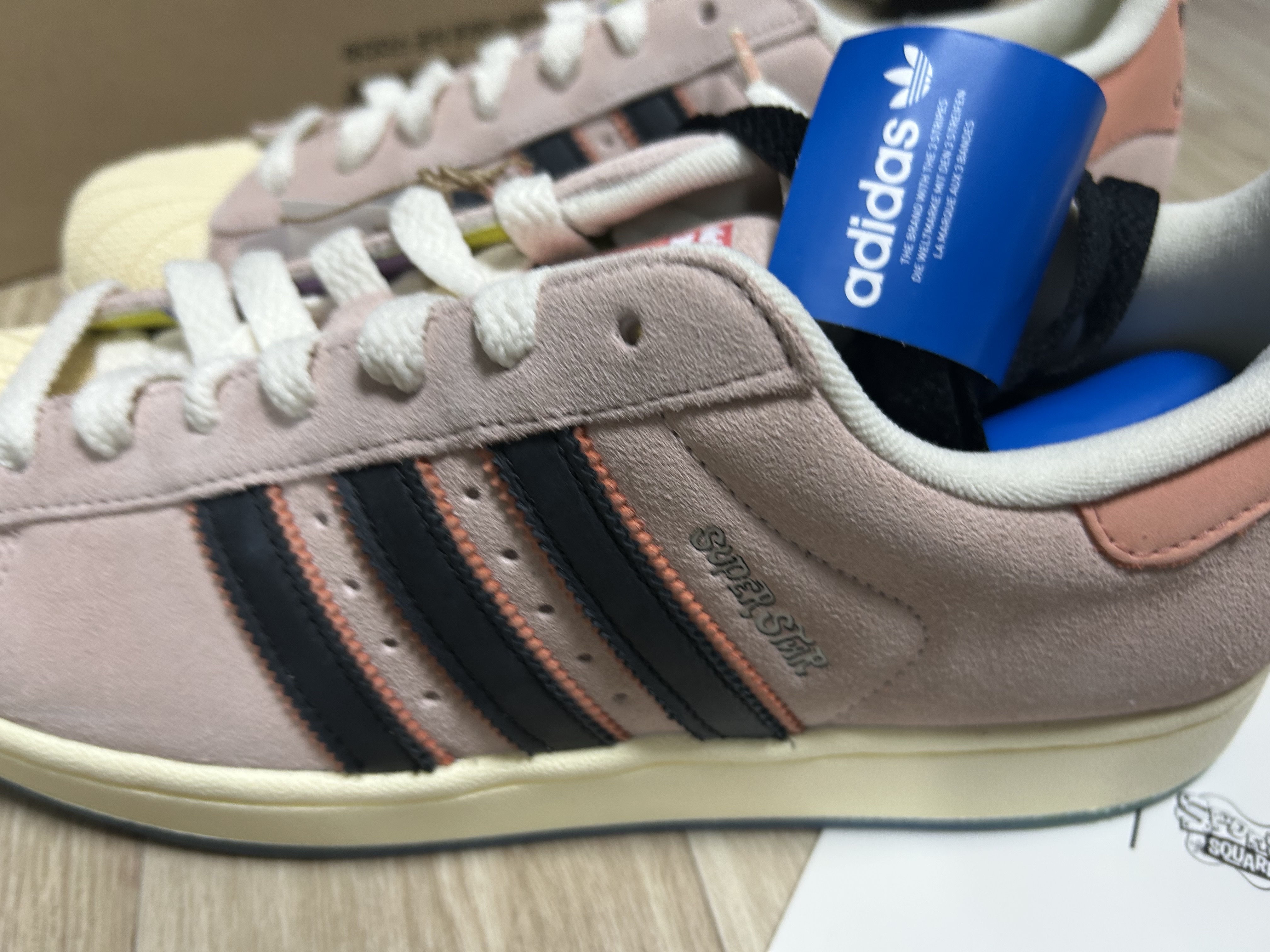 Adidas x Spongebob Patrick Superstar Black Core Black 착용 스타일