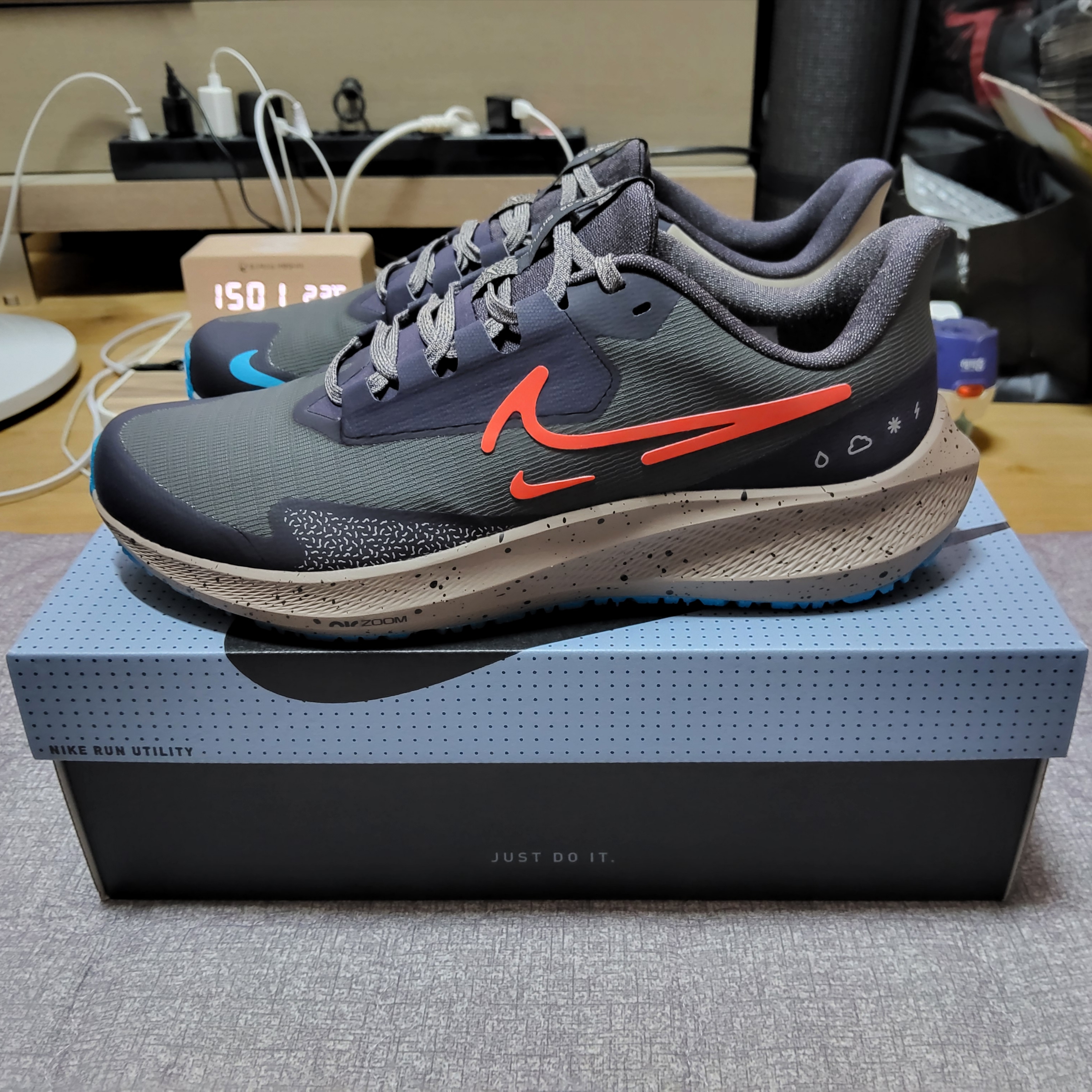 Nike Air Zoom Pegasus 39 Shield Medium Ash Khaki 착용 스타일 - 1