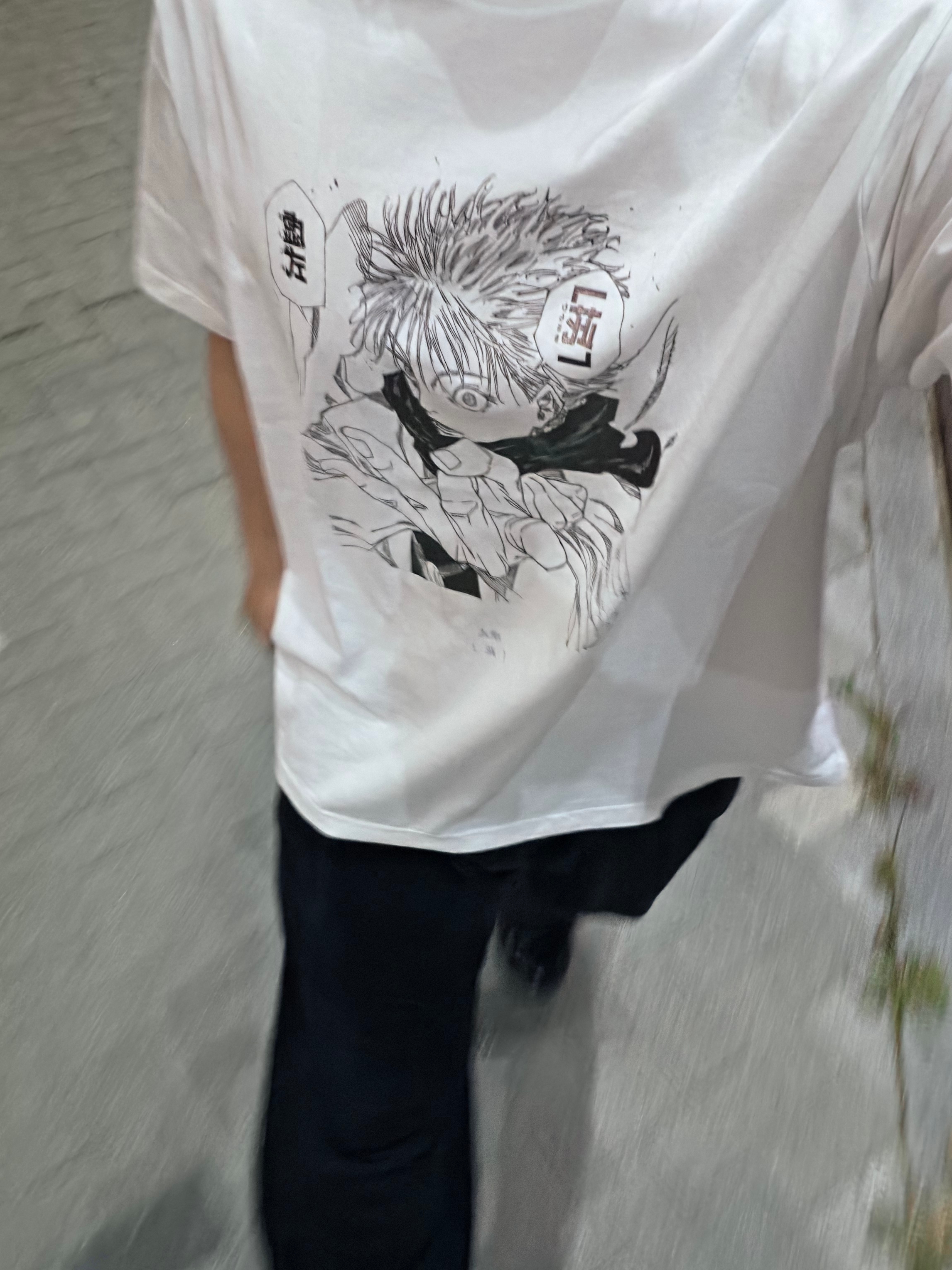 Uniqlo UT Shueisha 100th Anniversary Jujutsu Kaisen T-Shirt White 착용 스타일 - 2