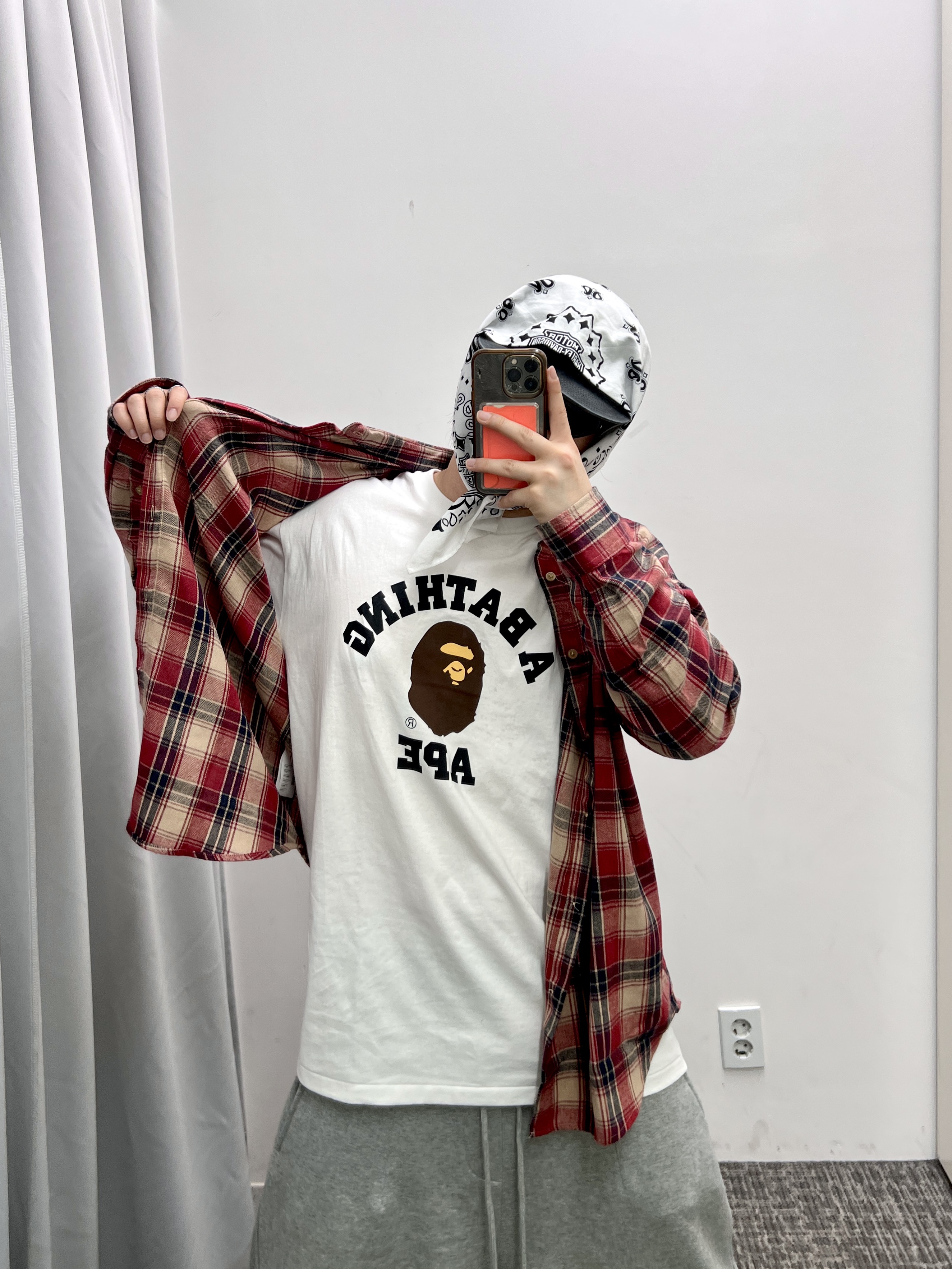 BAPE College T-Shirt White, Balenciaga Rubber Space Shoe Matte Black 착용 스타일 - 1