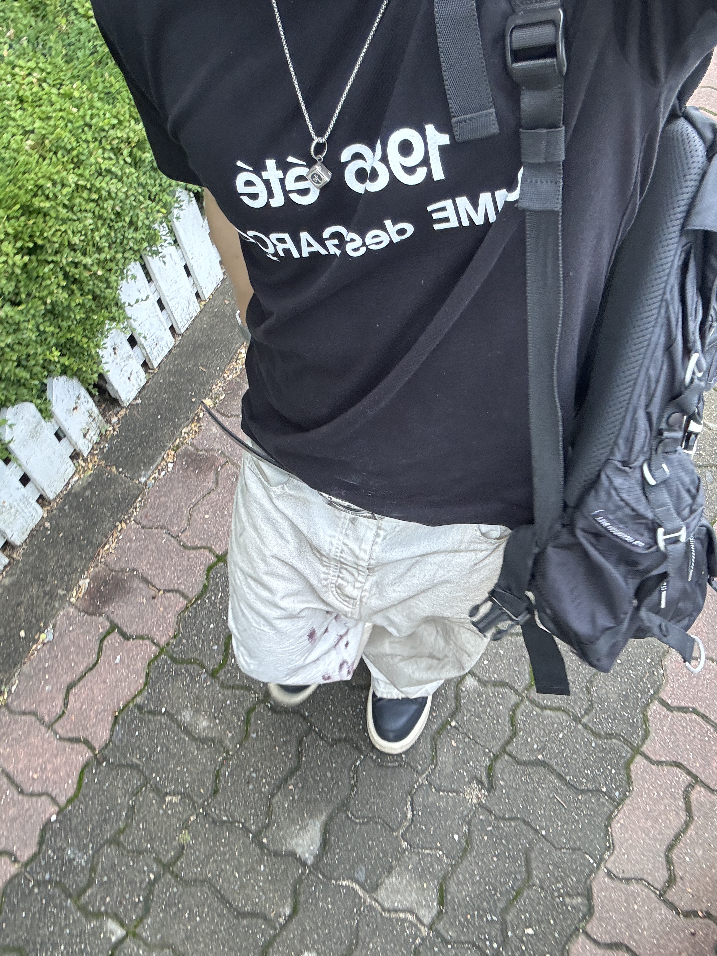 CDG 1986 Comme des Garcons T-Shirt Black, qAp Dirty Baggy Pants Cream 착용 스타일