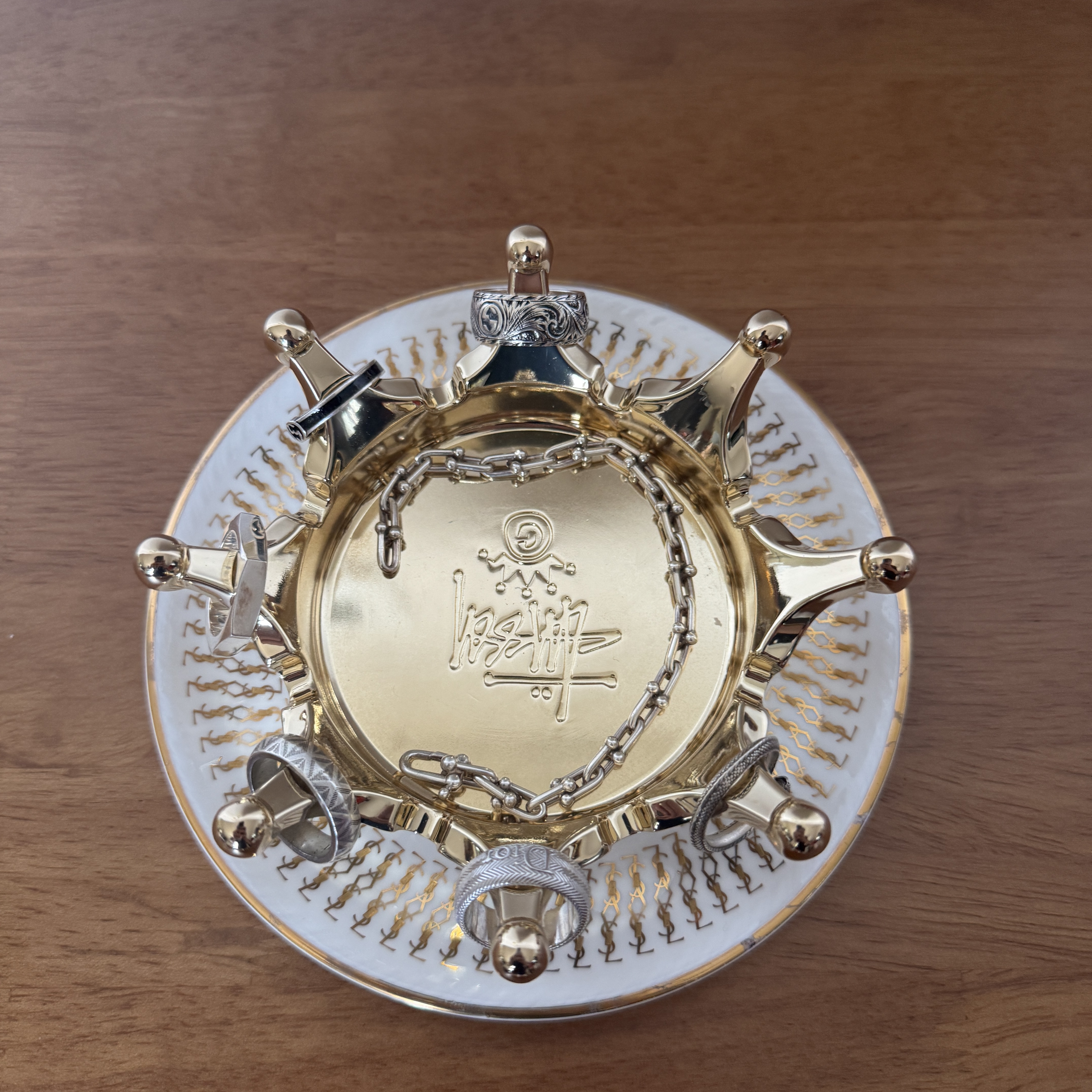 Stussy Crown Ashtray Brass, Dior Guilloche Ring Silver Silver 착용 스타일 - 1