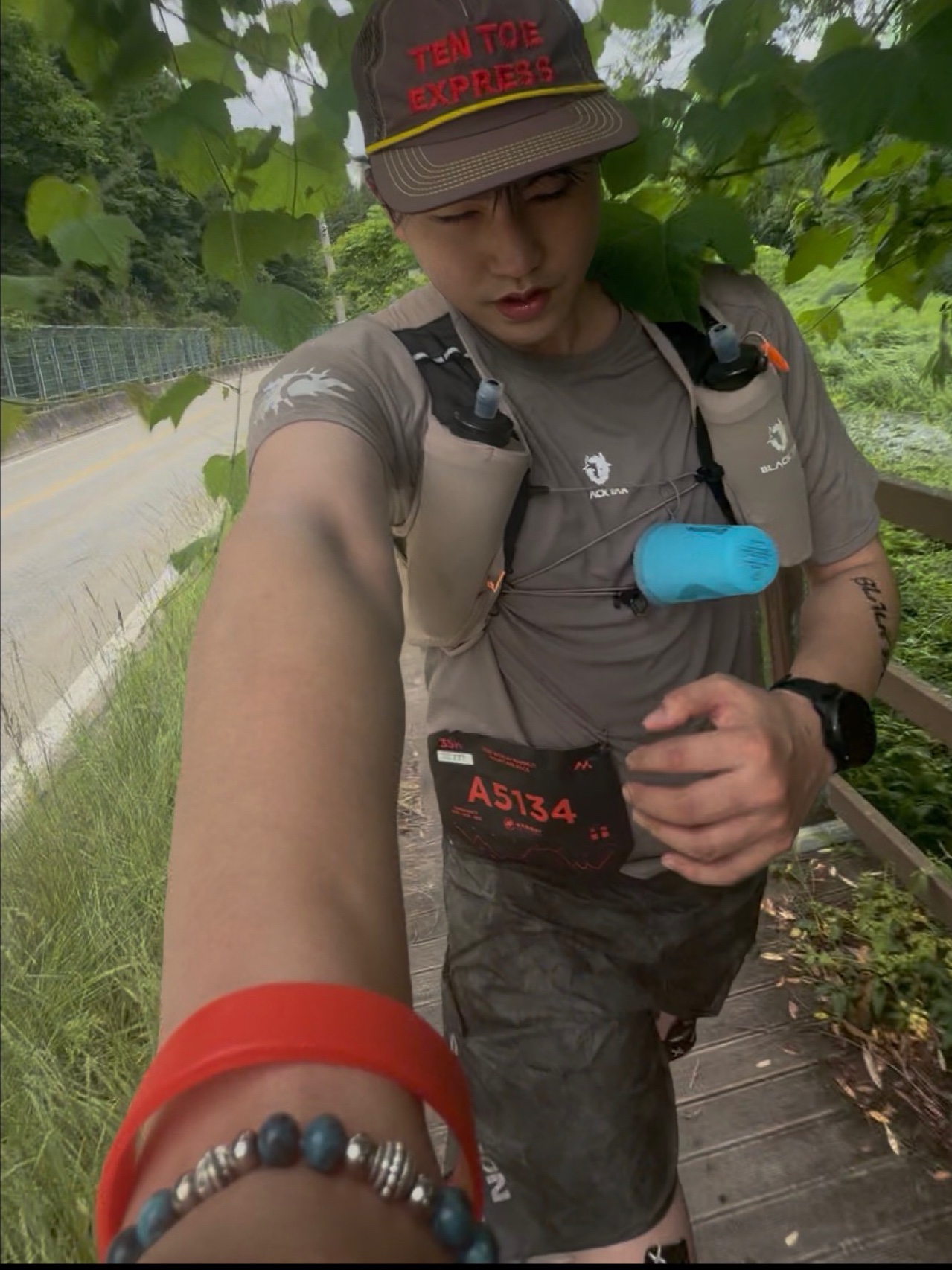 Alex Zono Ten Toe Express Trucker Hat Brown, December Ten Apatite Beads Bracelet 착용 스타일