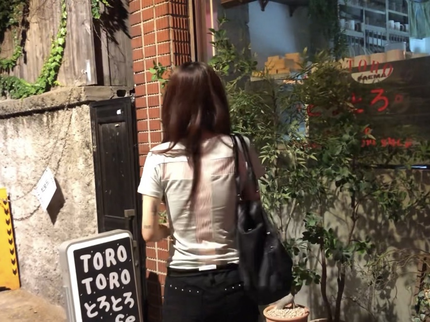 (W) Fancy Club Back Cross T-Shirt Mint 착용 스타일