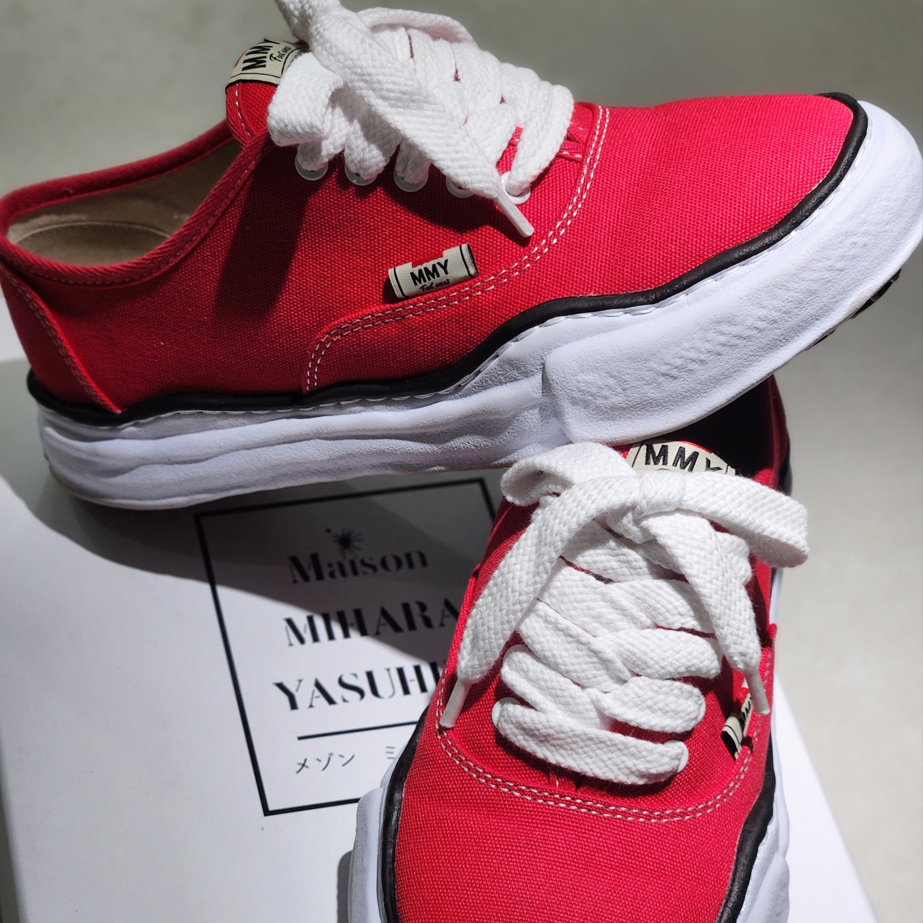 Maison Mihara Yasuhiro Baker OG Sole Canvas Low Cut Sneakers Red 착용 스타일