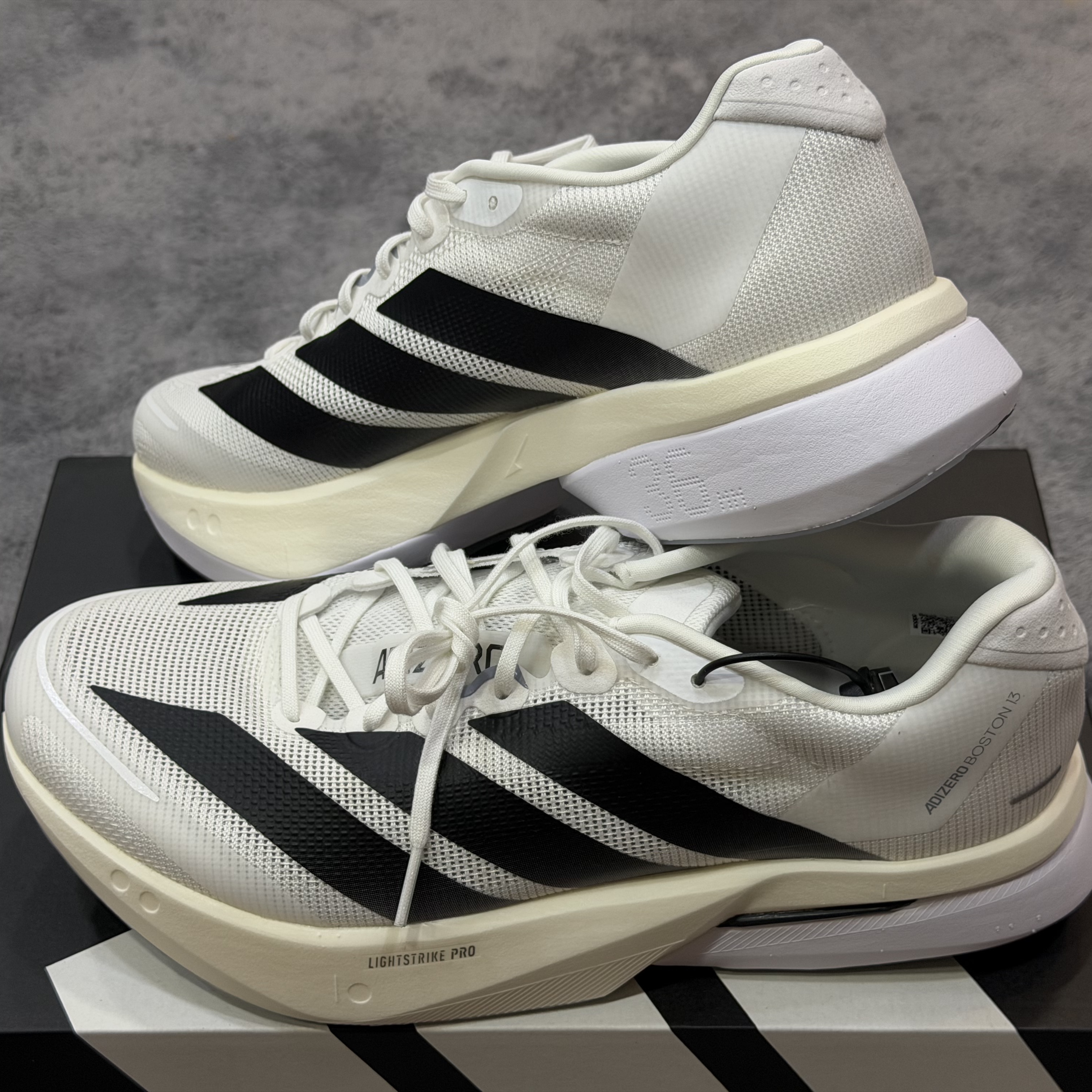 Adidas Adizero Boston 13 Cloud White Core Black 착용 스타일 - 2