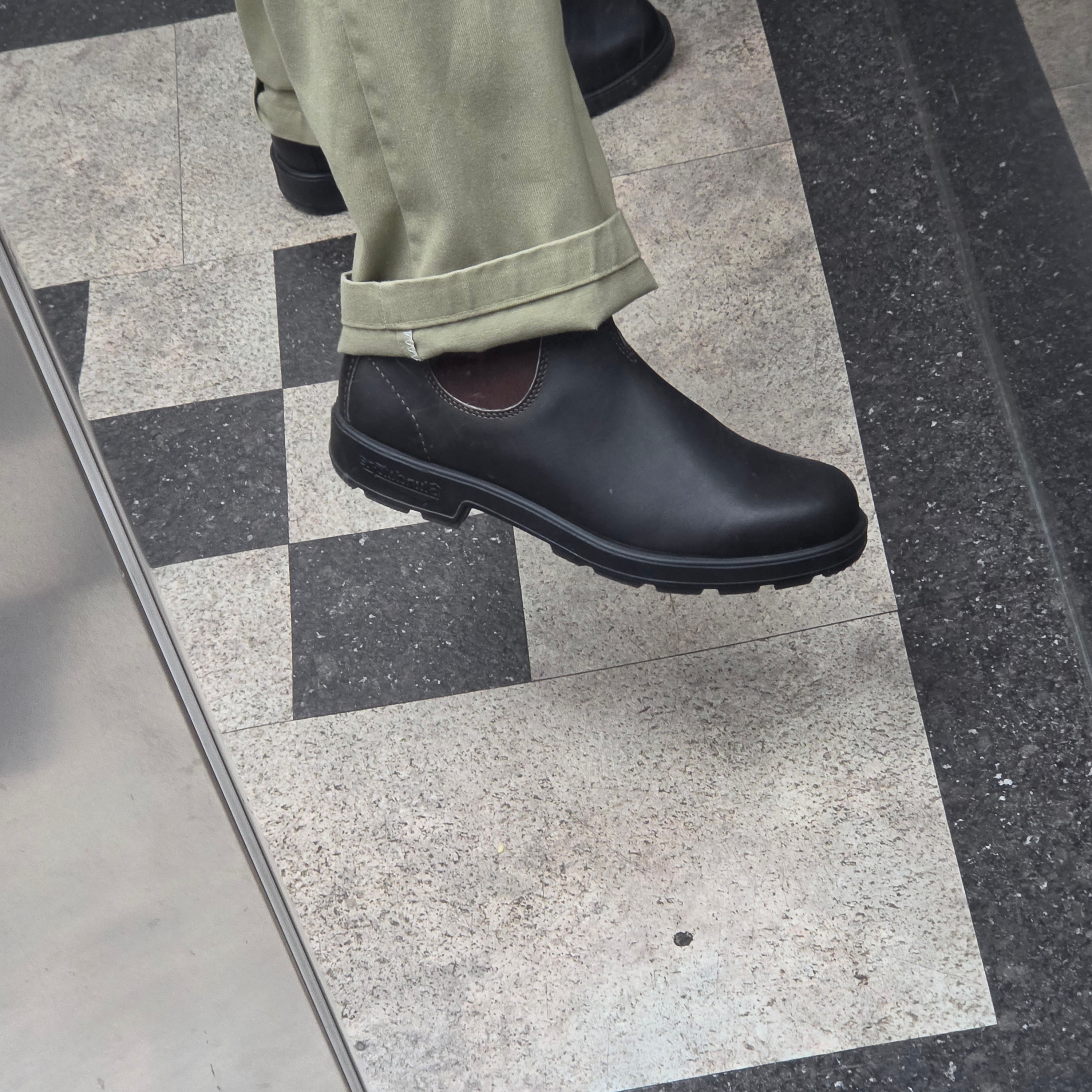 Blundstone Original 500 Chelsea Boots Stout Brown 착용 스타일 - 2