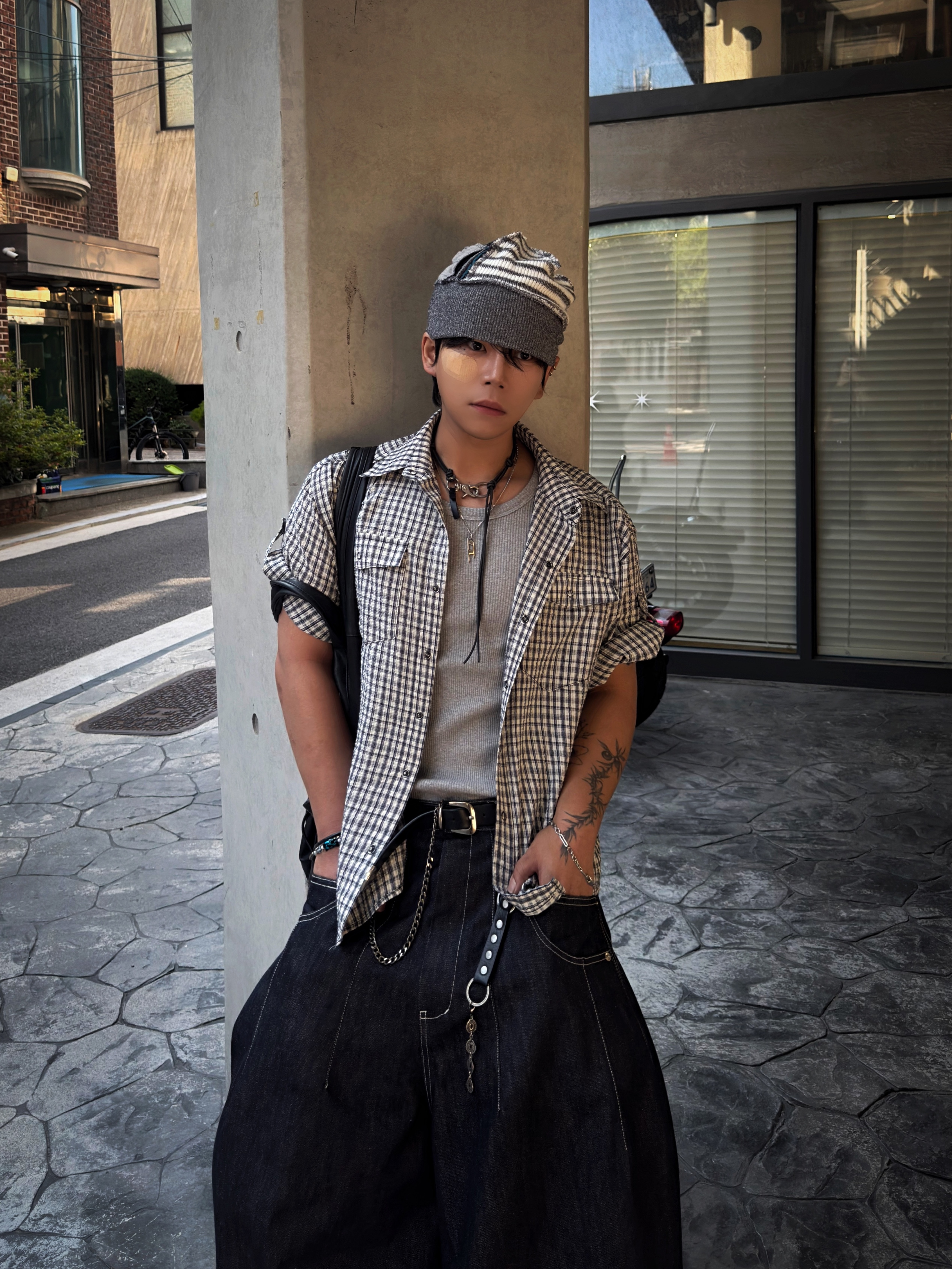 Dr. Martens x Rick Owens 1460 Quad Sole Mega Lace Boots Black, Our Legacy Ladon Leather Keychain Black 착용 스타일 - 2