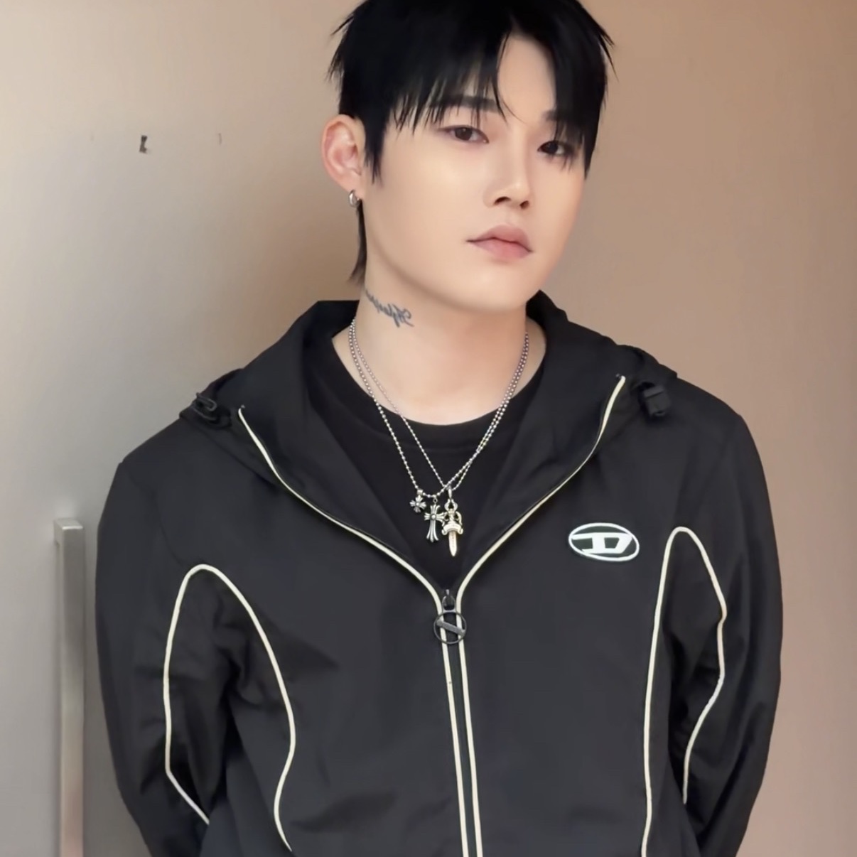 Diesel J-Hives Windbreaker with Contrast Piping Black, Chrome Hearts Double Dagger Pendant Silver 착용 스타일 - 3