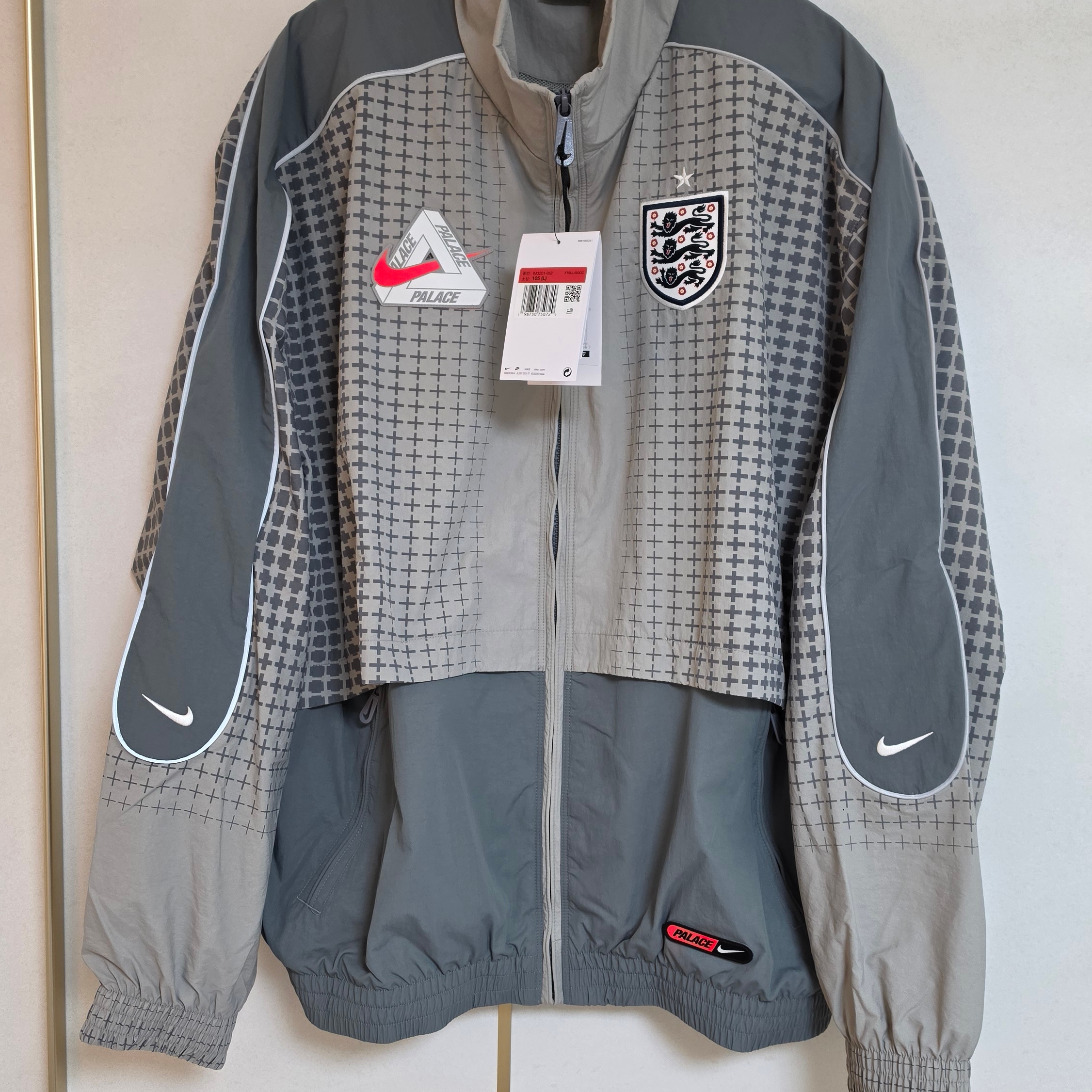 Palace x Nike England Track Jacket Pewter Grey Cool Grey 착용 스타일 - 1