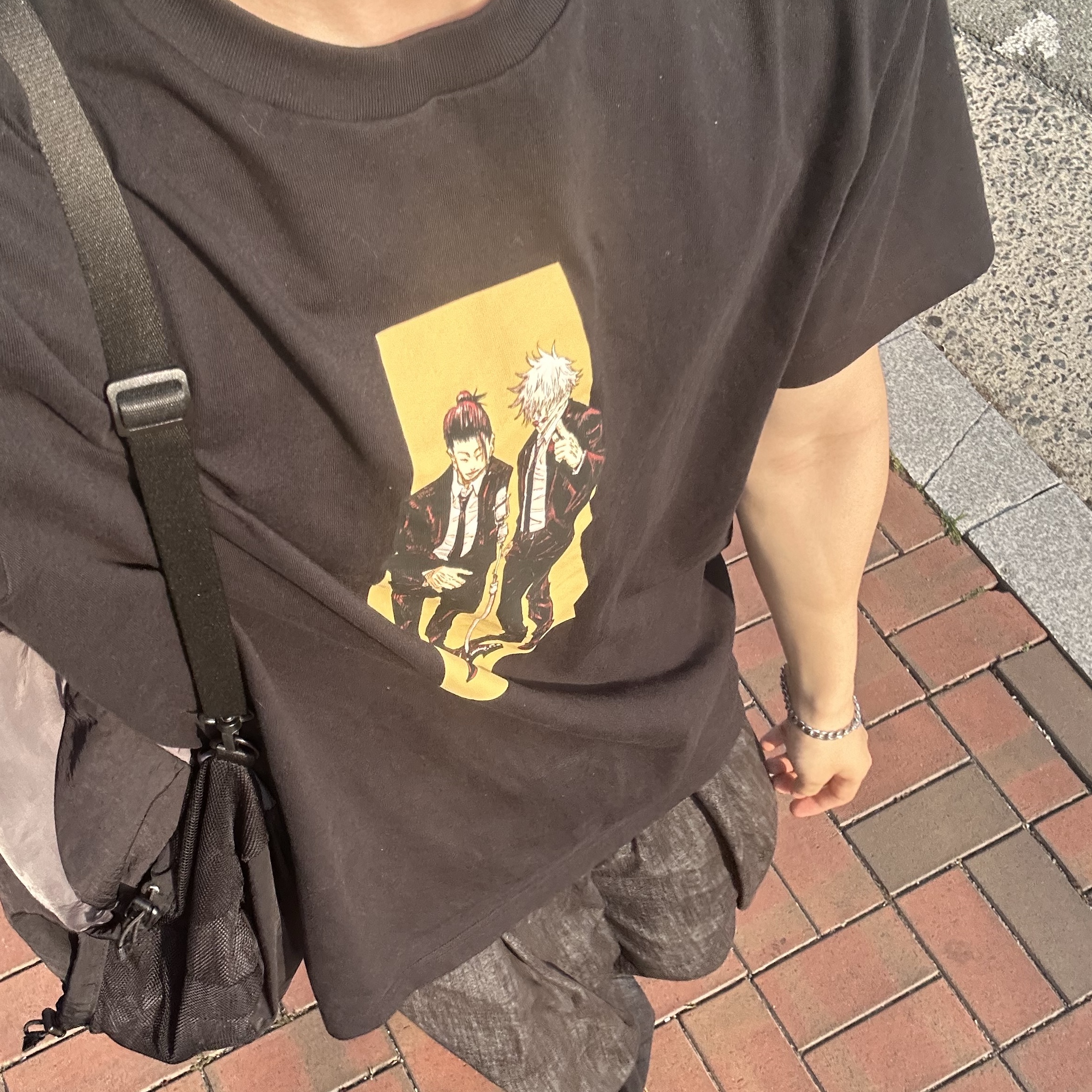 Uniqlo UT Shueisha 100th Anniversary Jujutsu Kaisen T-Shirt Black, NOMANUAL C.B String Bag Charcoal 착용 스타일 - 1