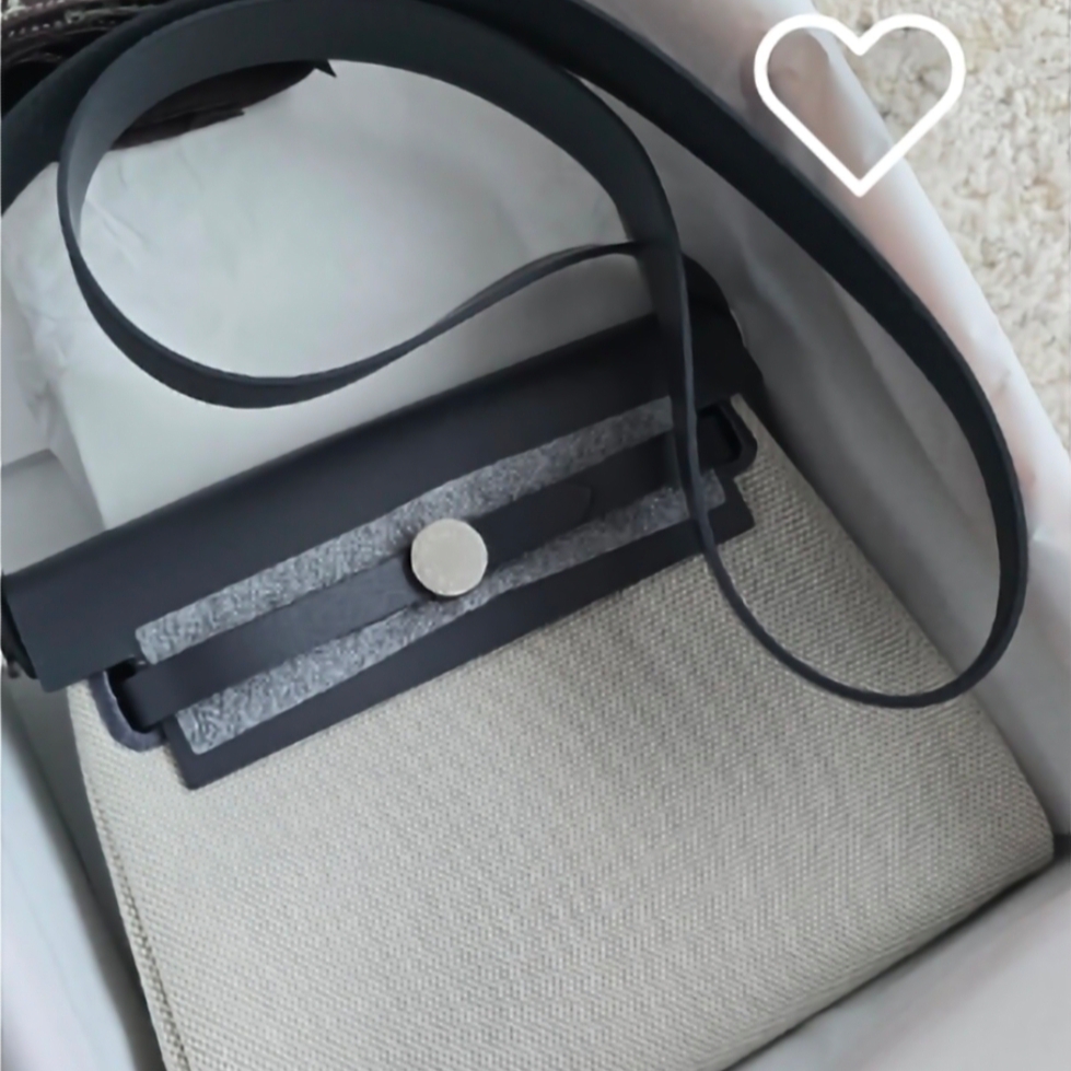 Hermes Herbag Zip 20 Bag H Viking Canvas Hunter Cowhide & Palladium Ecru Bleu Glacier Ardoise 착용 스타일