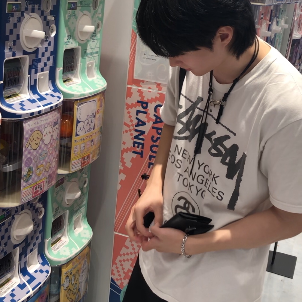 Stussy World Tour T-Shirt White, Our Legacy Ladon Leather Keychain Black 착용 스타일 - 4