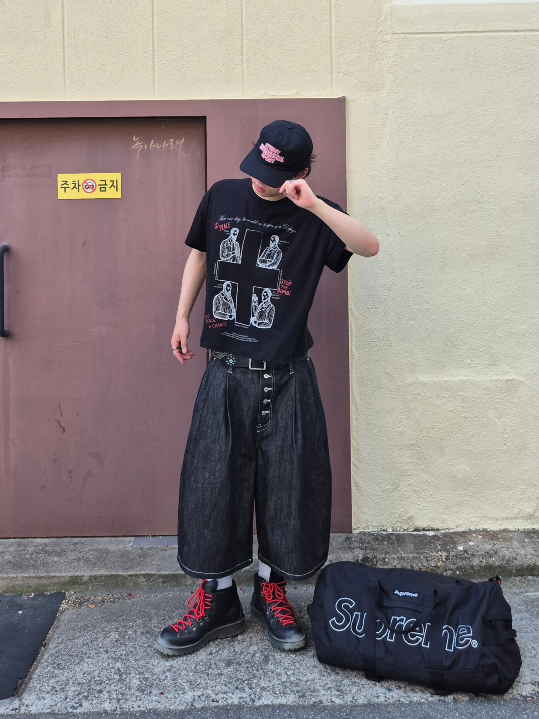 Supreme Duffle Bag Black - 18FW, Stussy Mid-Depth International Sport Strapback Black 착용 스타일 - 1