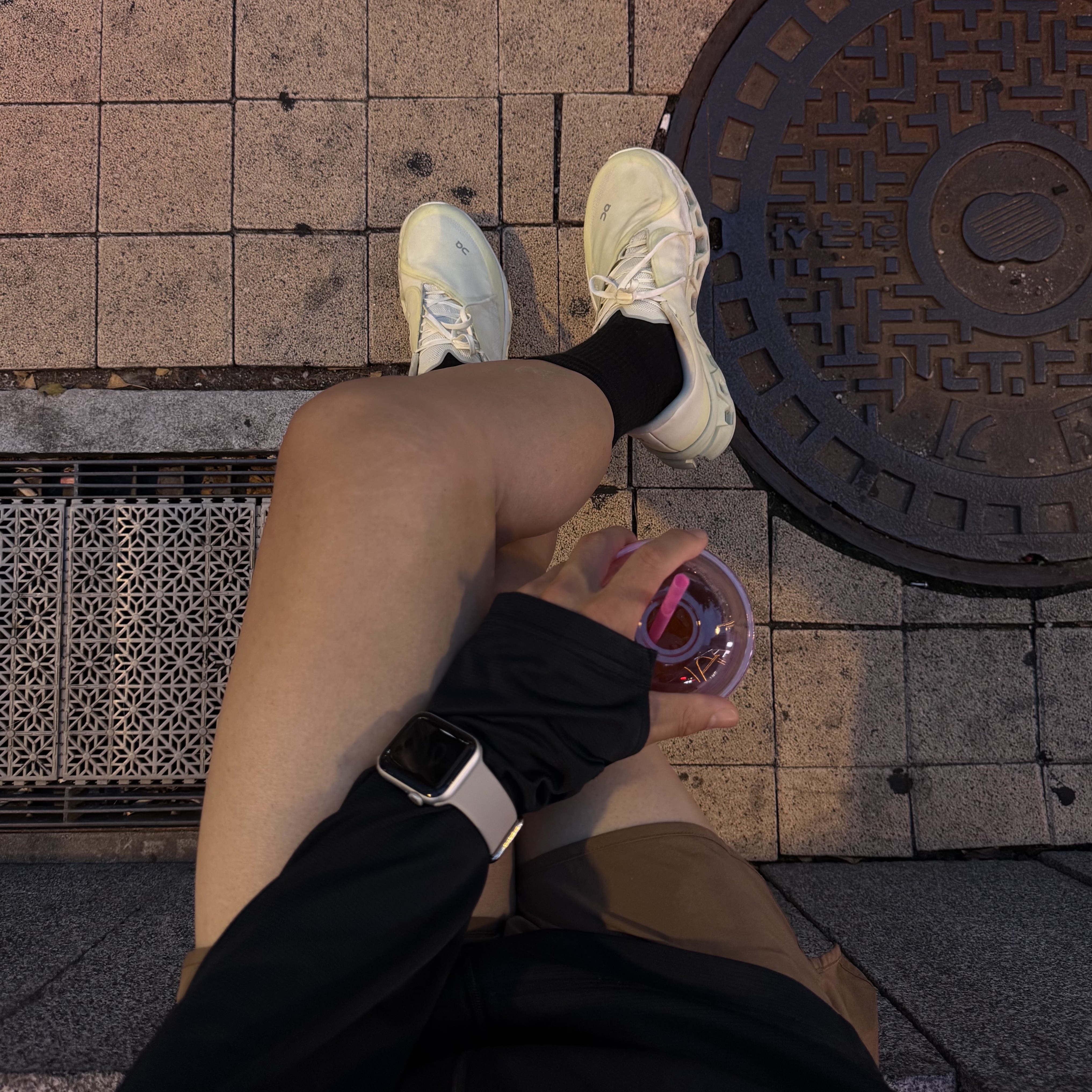 On Running x Post Archive Faction (Paf) Cloudmonster 2 Seedling White, [KREAM 단독] runwhither 3inch Shorts Brown 착용 스타일 - 5
