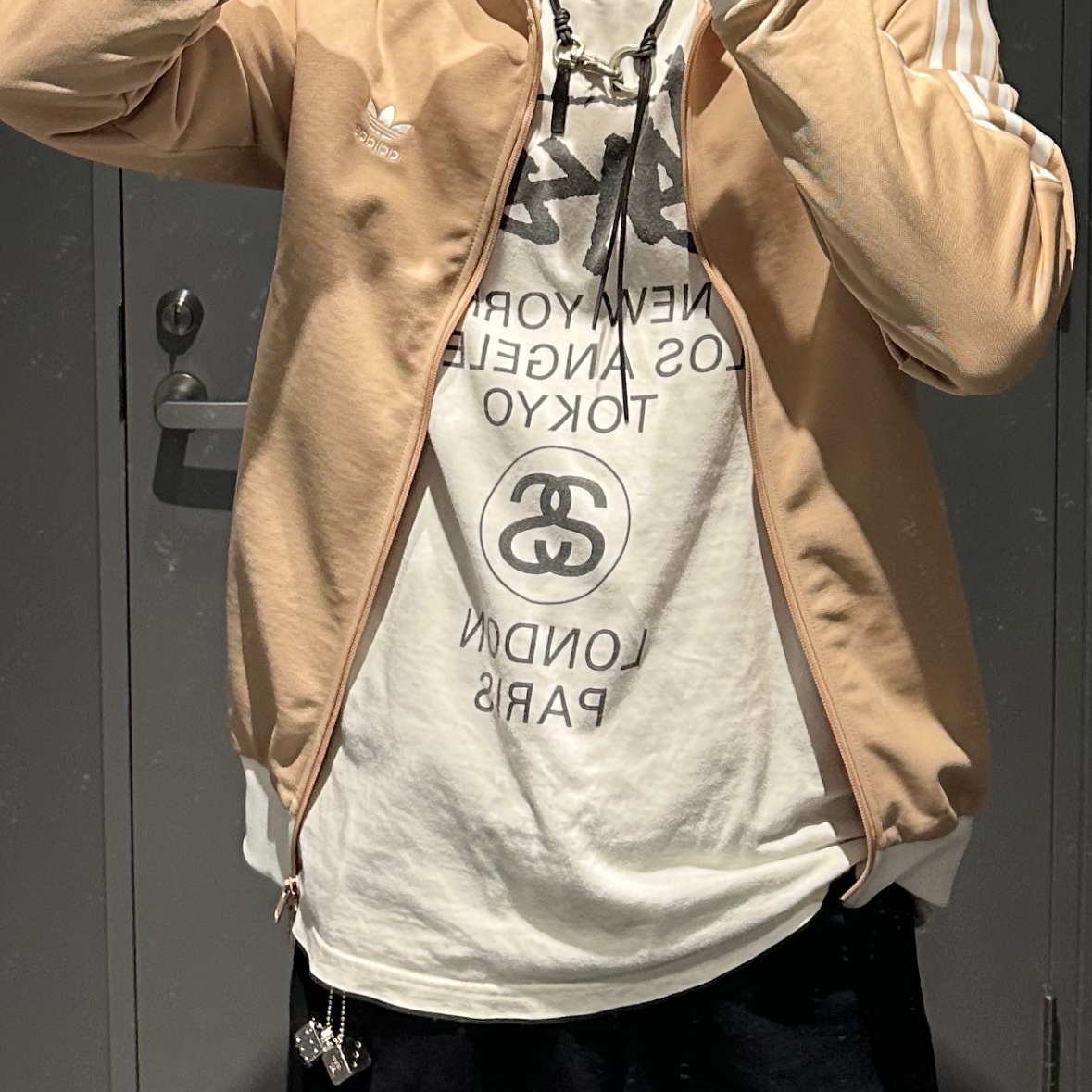 Stussy World Tour T-Shirt White, Our Legacy Ladon Leather Keychain Navy 착용 스타일 - 2