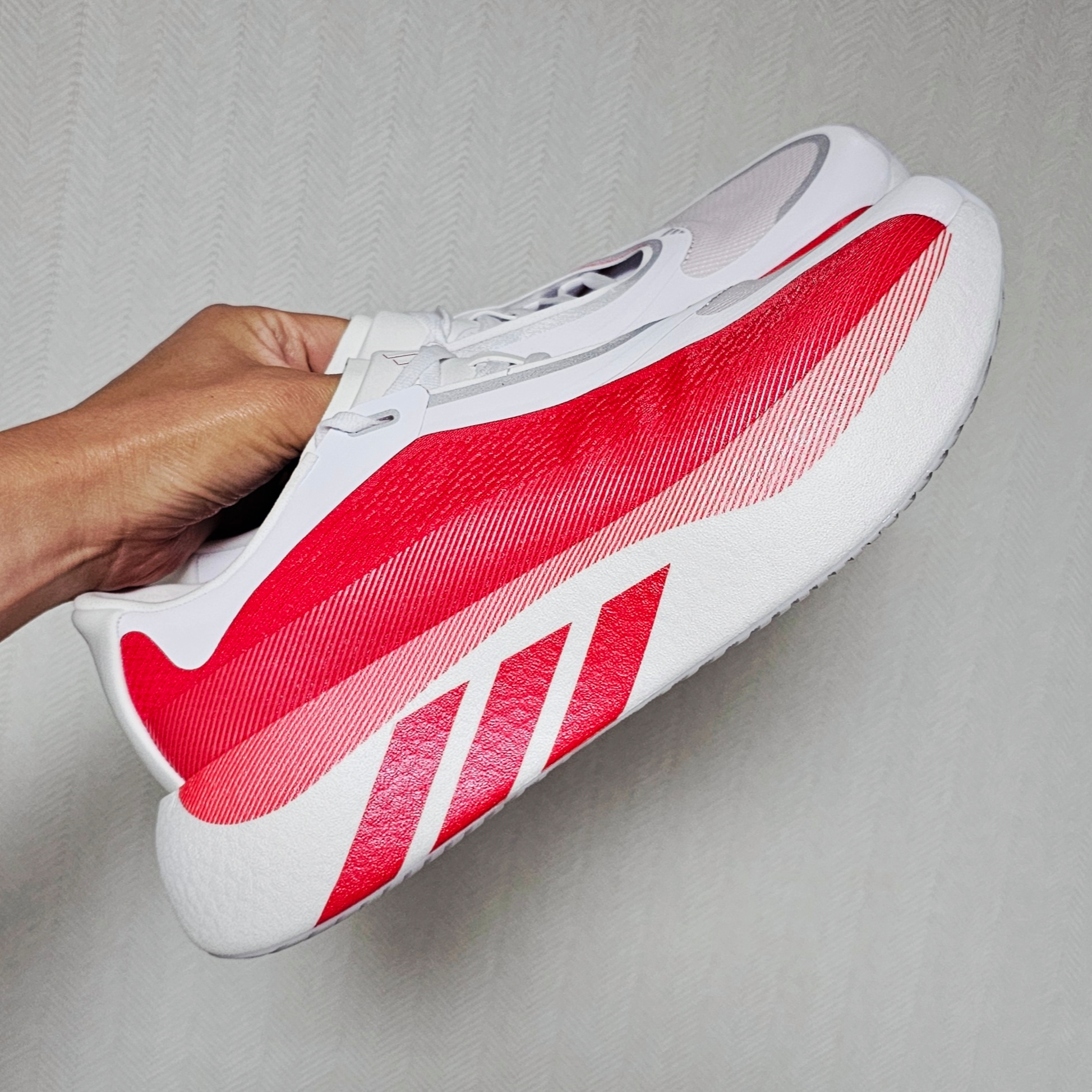Adidas Hyperboost Edge Cloud White Pure Ruby 착용 스타일