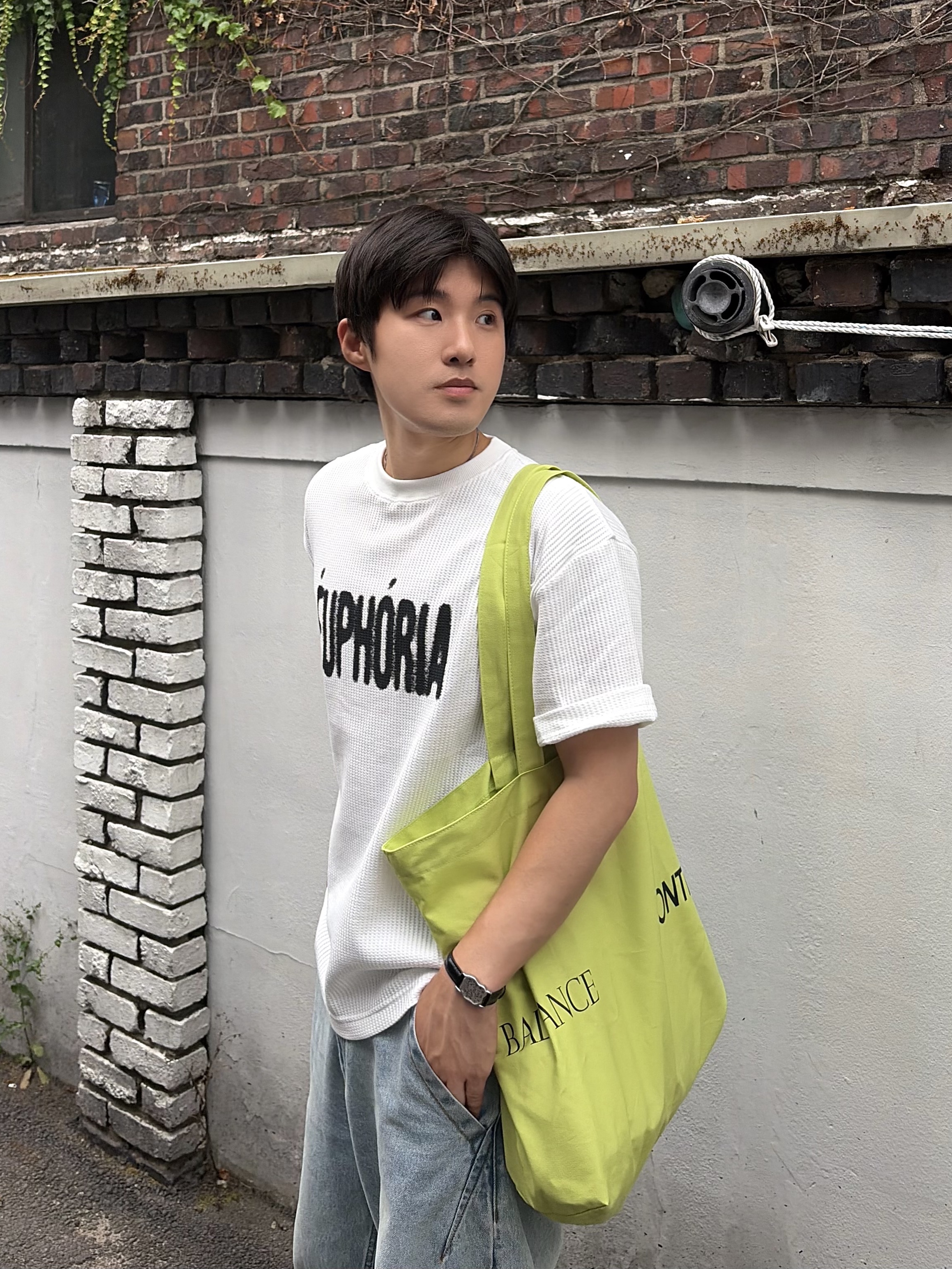 noun Easeful Tote Bag Lime, Noun Balanced Denim Pants Light Blue 착용 스타일 - 2
