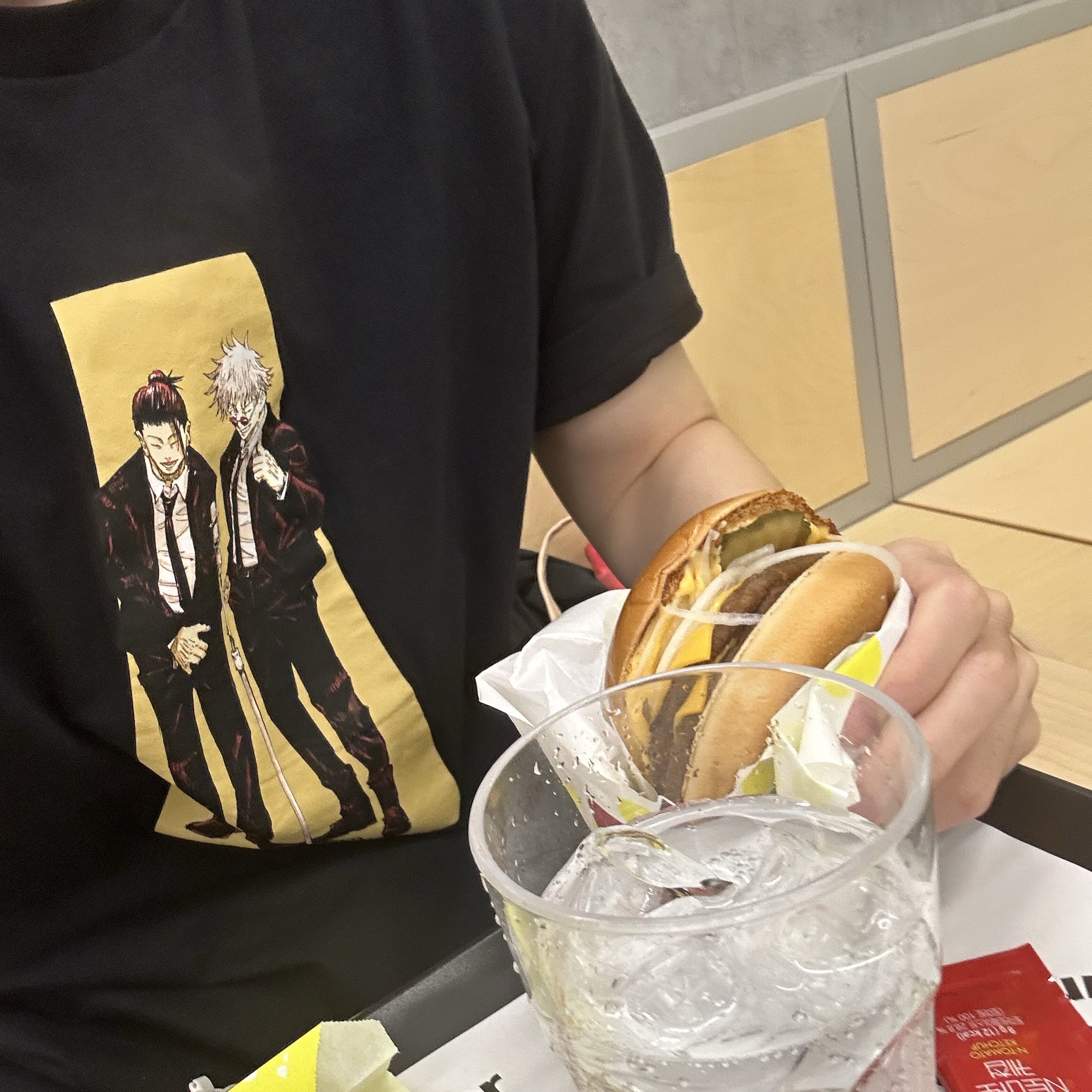 Uniqlo UT Shueisha 100th Anniversary Jujutsu Kaisen T-Shirt Black, NOMANUAL C.B String Bag Charcoal 착용 스타일 - 3