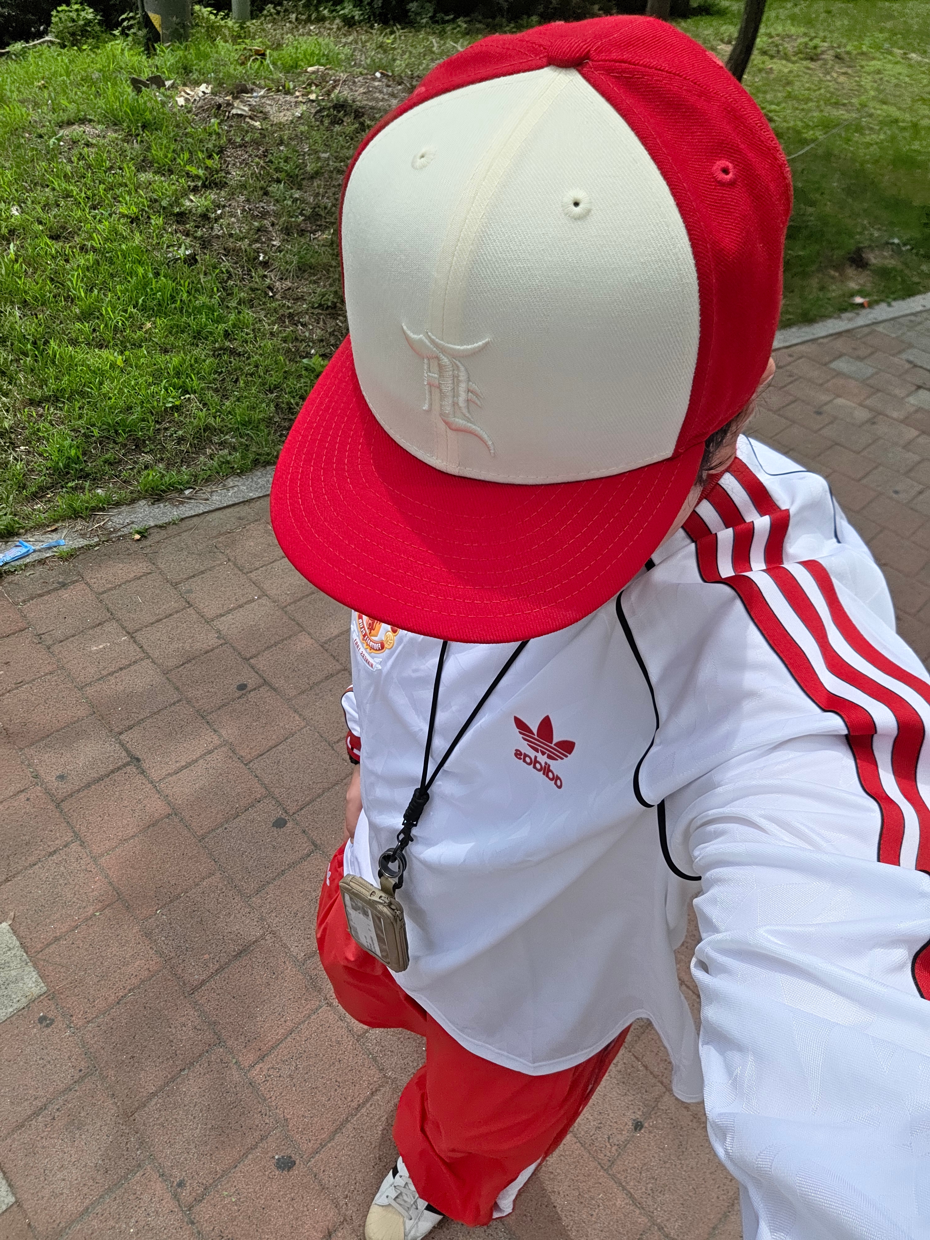 Essentials x New Era 59FIFTY Fitted Cap Scarlet, Adidas Manchester United 91 Away Long Sleeve Jersey White - KR Sizing 착용 스타일 - 1