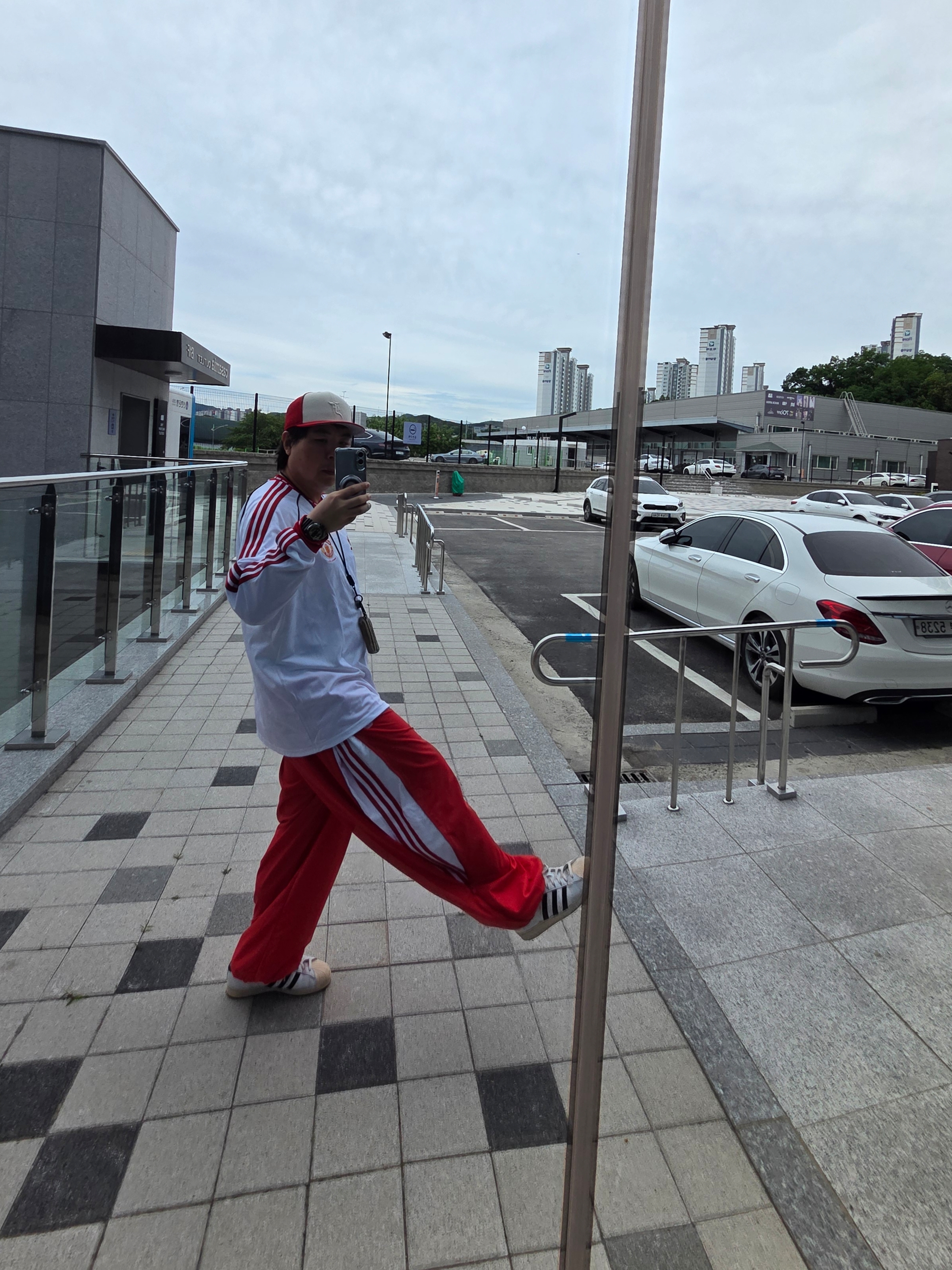 Essentials x New Era 59FIFTY Fitted Cap Scarlet, Adidas Manchester United 91 Away Long Sleeve Jersey White - KR Sizing 착용 스타일 - 5