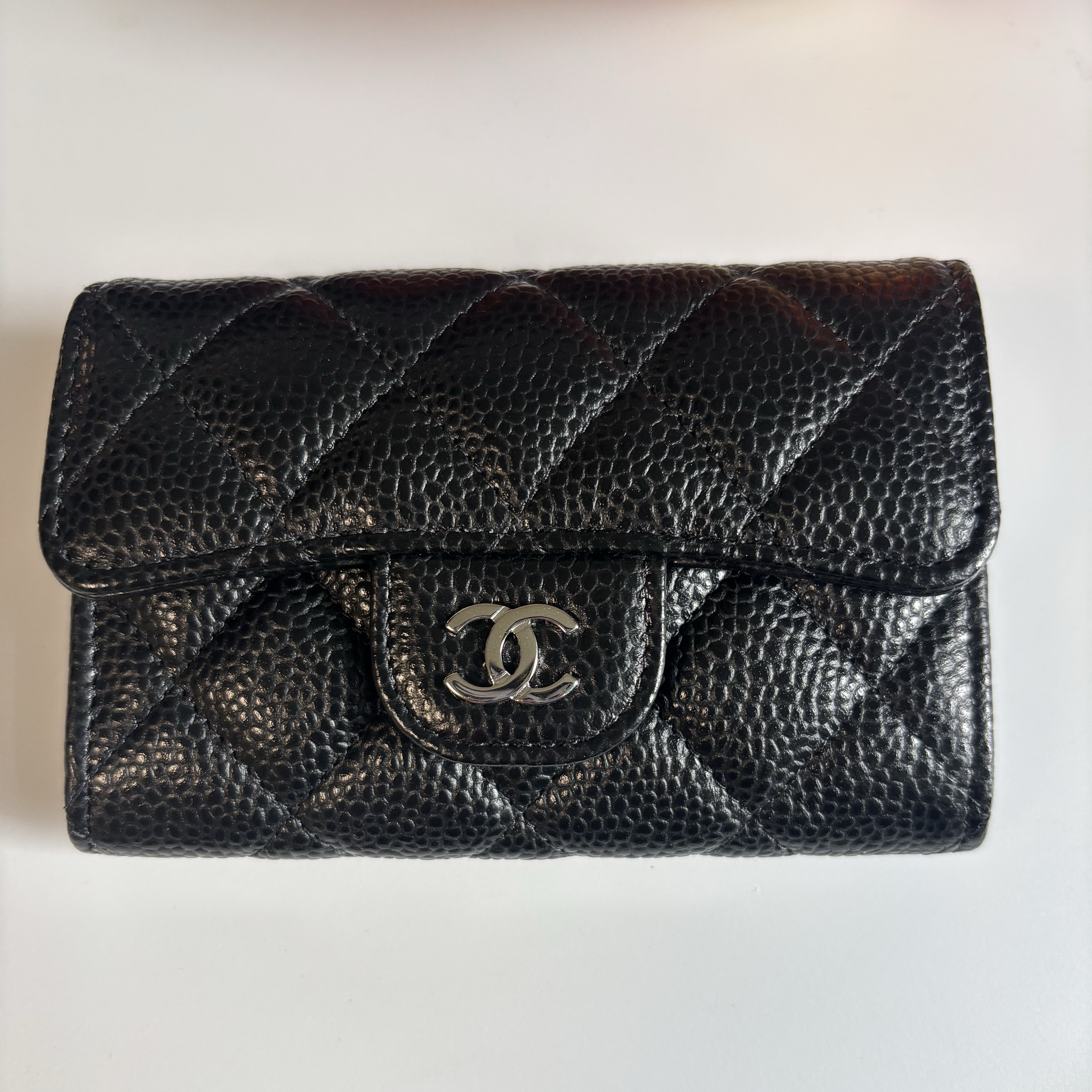 Chanel Classic Card Holder Grained Calfskin & Silver Black 착용 스타일