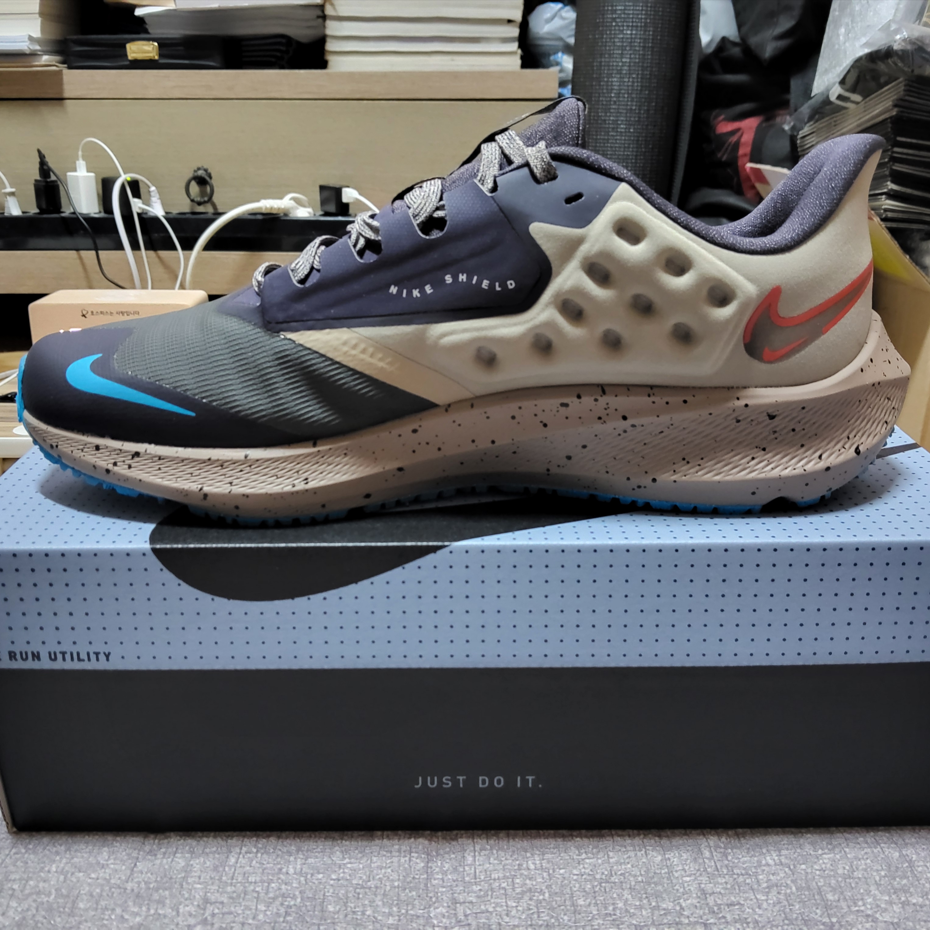 Nike Air Zoom Pegasus 39 Shield Medium Ash Khaki 착용 스타일 - 3