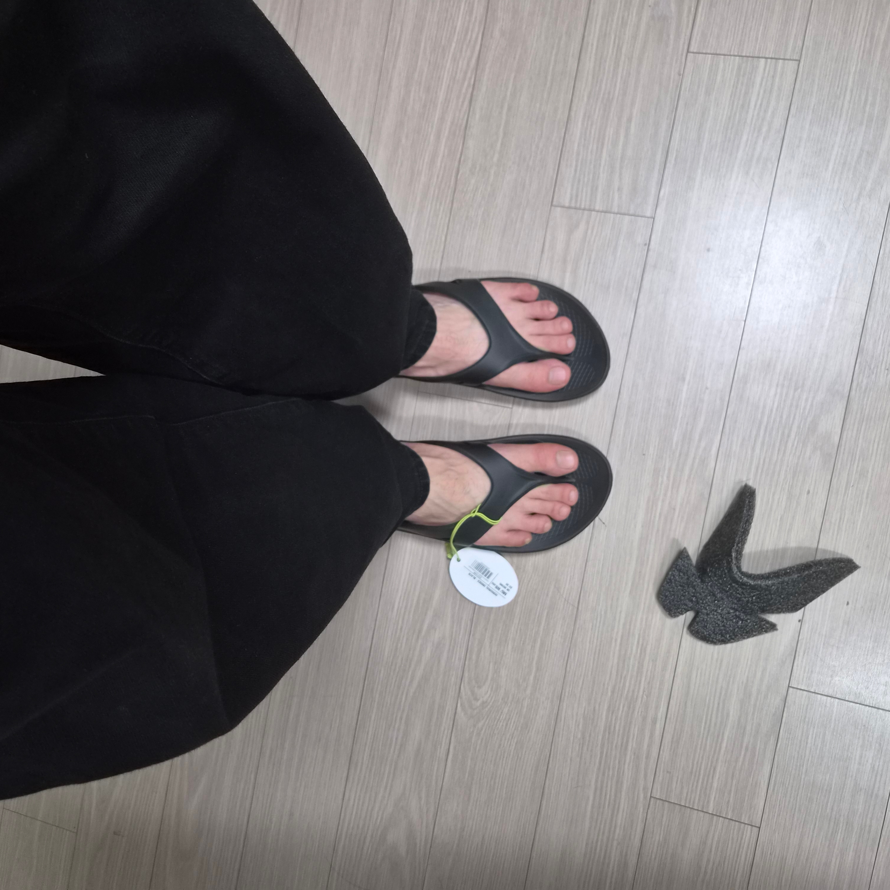 [10% 적립] OOFOS OOriginal Black Unisex Flip-Flops 착용 스타일