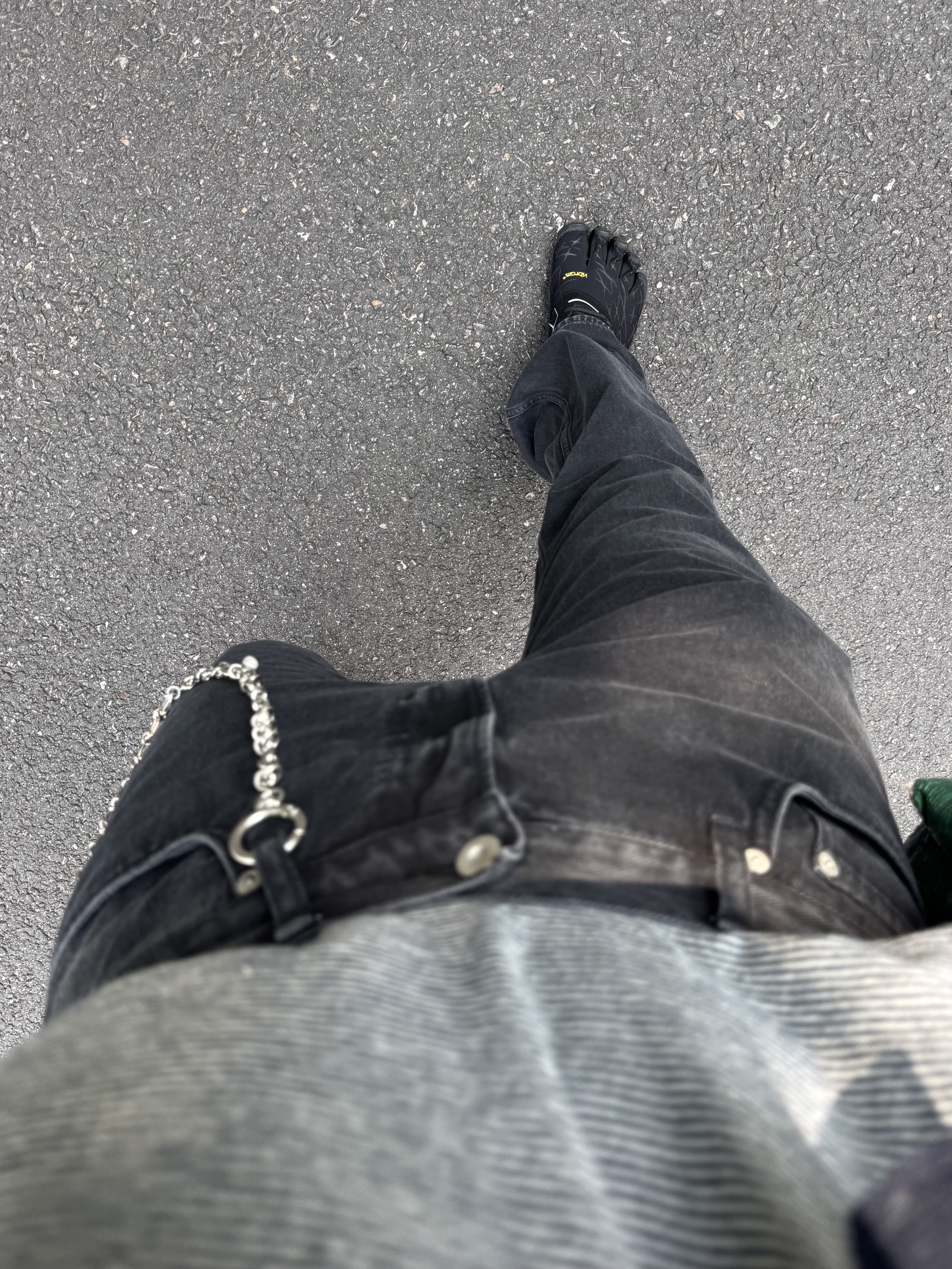 Gentle Monster x Maison Margiela MM007 Black Black, Vibram Fivefingers Seeya LS Evo Black Reflective - 26SS 착용 스타일 - 6