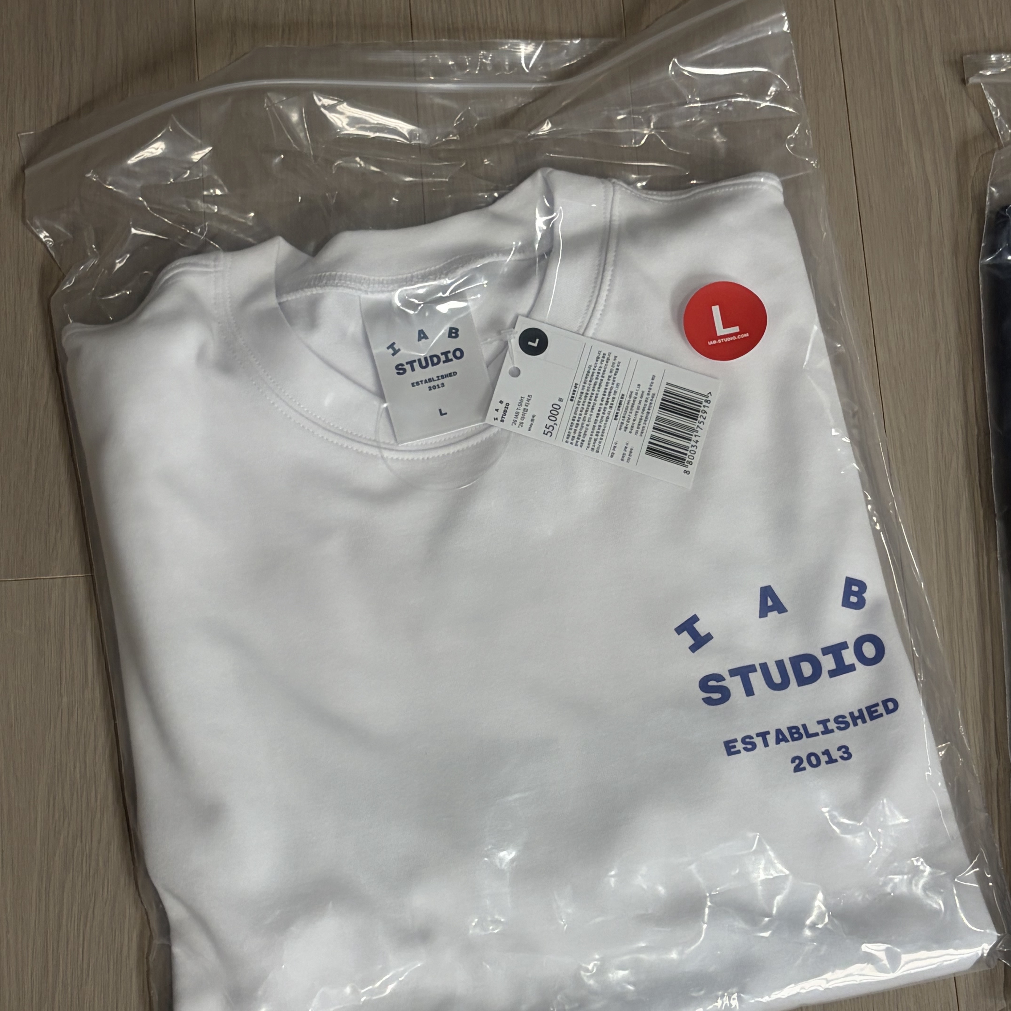 IAB Studio 26 IAB T-Shirt White Navy 착용 스타일