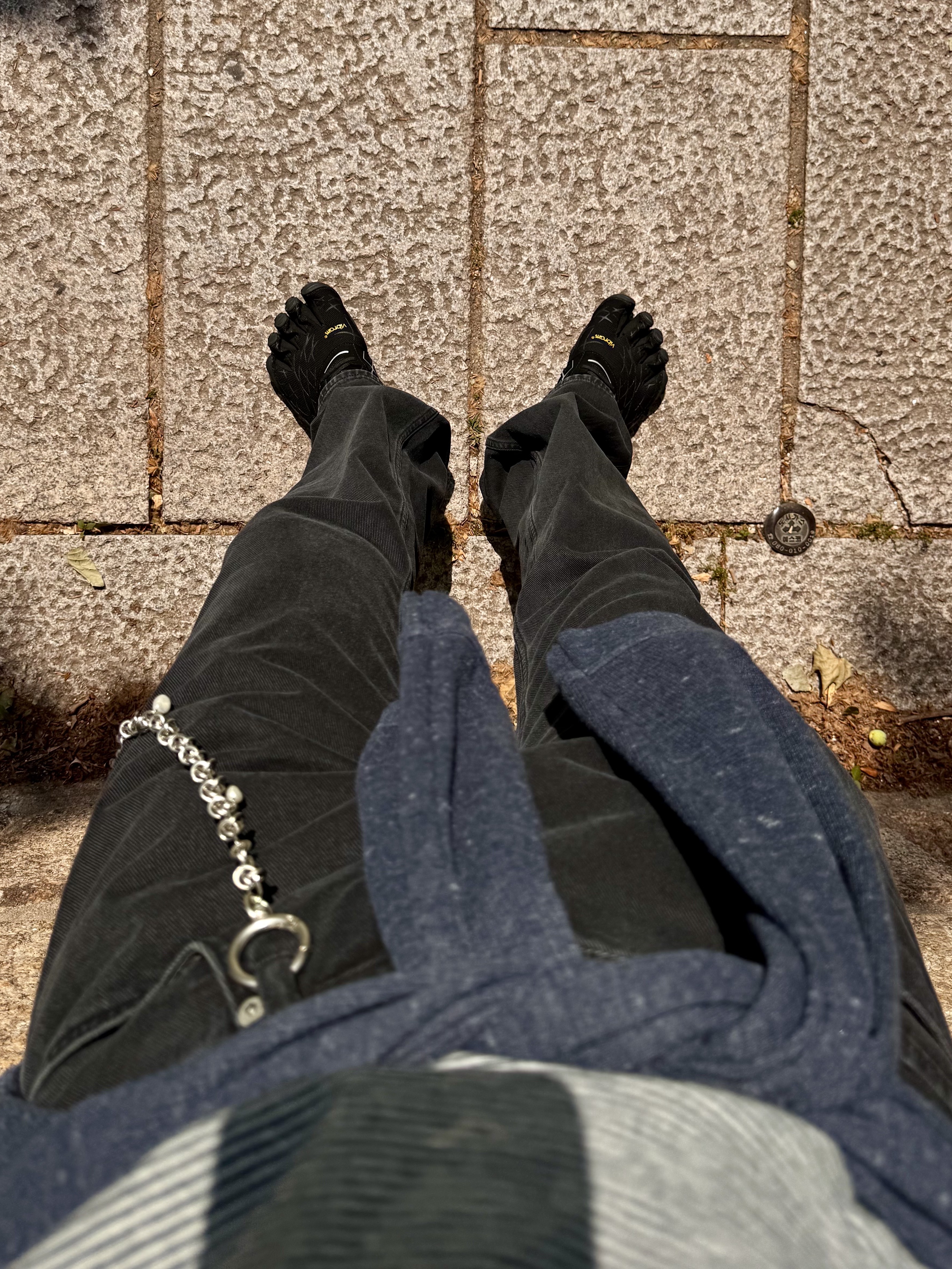 Gentle Monster x Maison Margiela MM007 Black Black, Vibram Fivefingers Seeya LS Evo Black Reflective - 26SS 착용 스타일 - 4