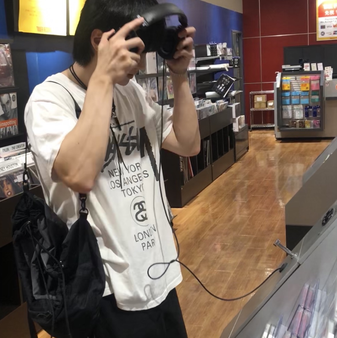 Stussy World Tour T-Shirt White, Our Legacy Ladon Leather Keychain Black 착용 스타일 - 2