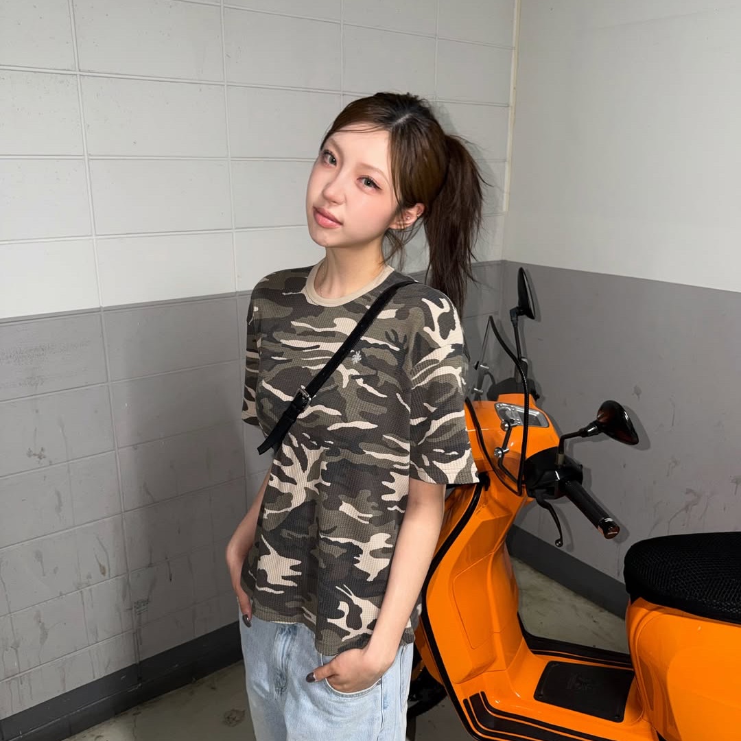 SLOW RECORD HOUSE Logo Waffle Crop T-Shirt Camo (Beige) 착용 스타일 - 3