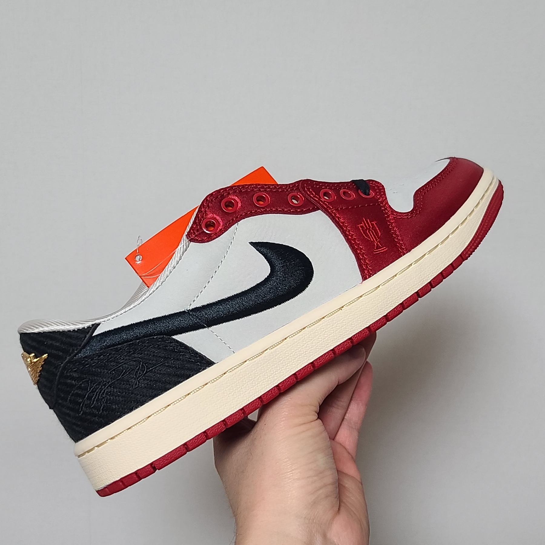 Jordan 1 x Trophy Room Retro Low OG SP Sail Varsity Red 착용 스타일