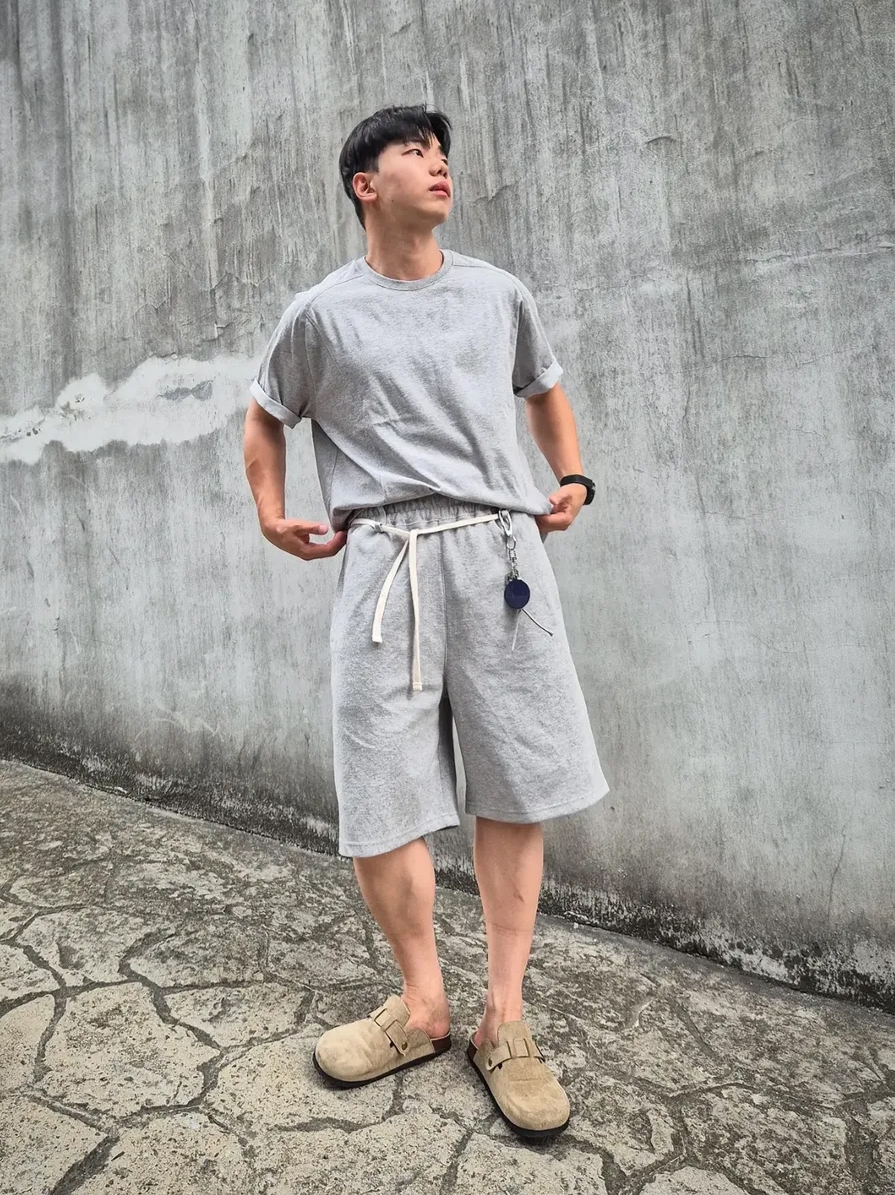 [KREAM 단독][니티드X림박스] Knitted Outstring Wide Training Pants Melange Grey, [KREAM 단독][니티드X림박스] Knitted Outstring Wide Training Pants Black 착용 스타일 - 1