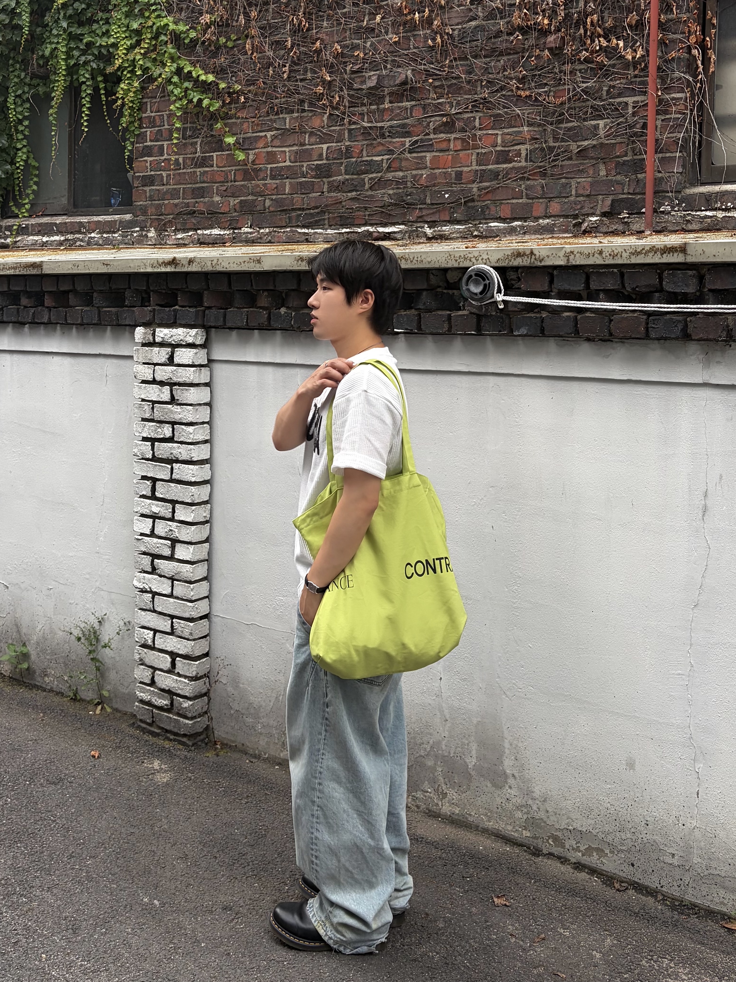 noun Easeful Tote Bag Lime, Noun Balanced Denim Pants Light Blue 착용 스타일 - 3