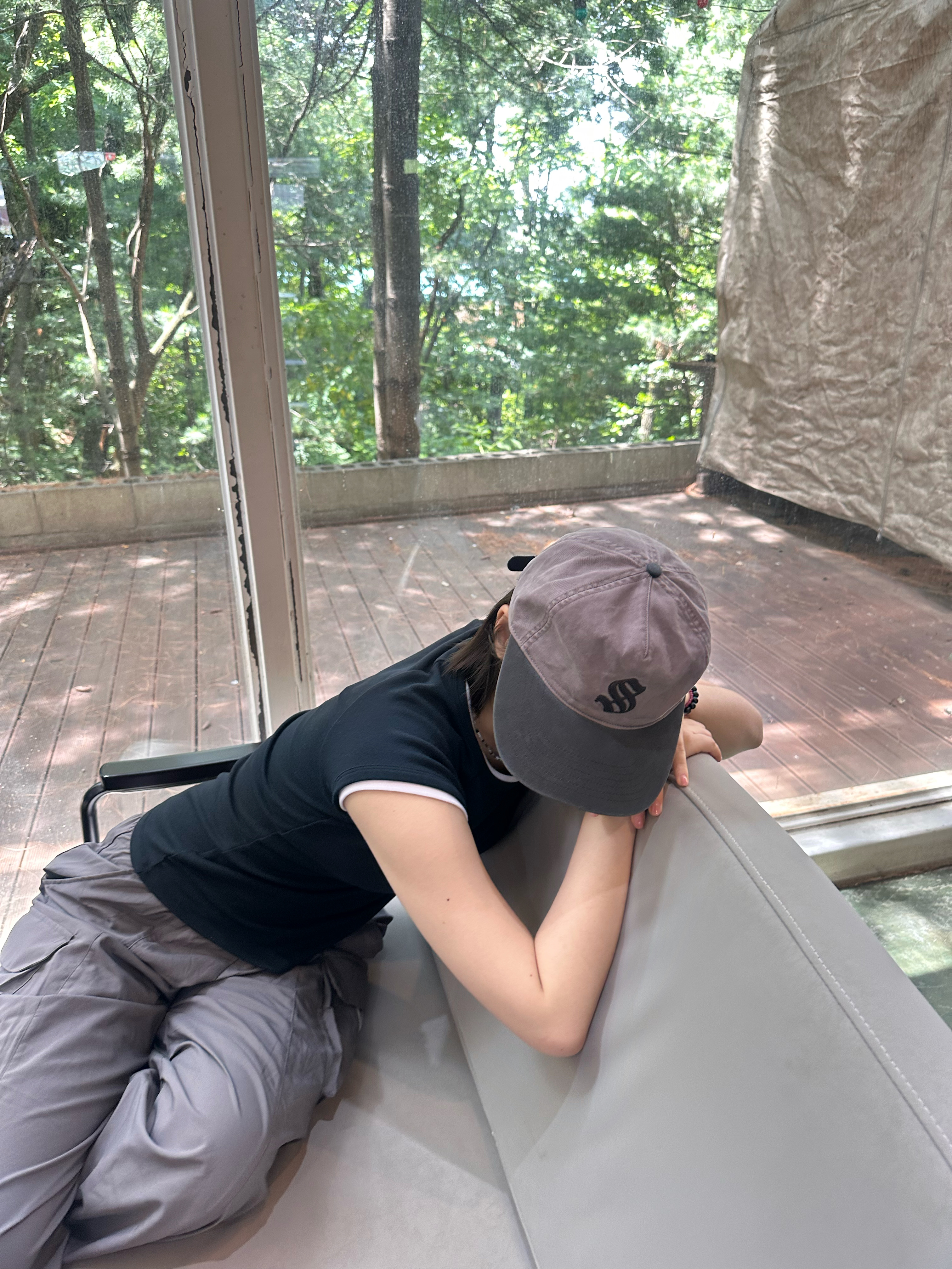 [예약 배송] Sunday Ceremony Old English Vintage Logo Cap - Lavender, Sunday Ceremony Vintage Washed 5 Panel Cotton Cap - Red 착용 스타일 - 2